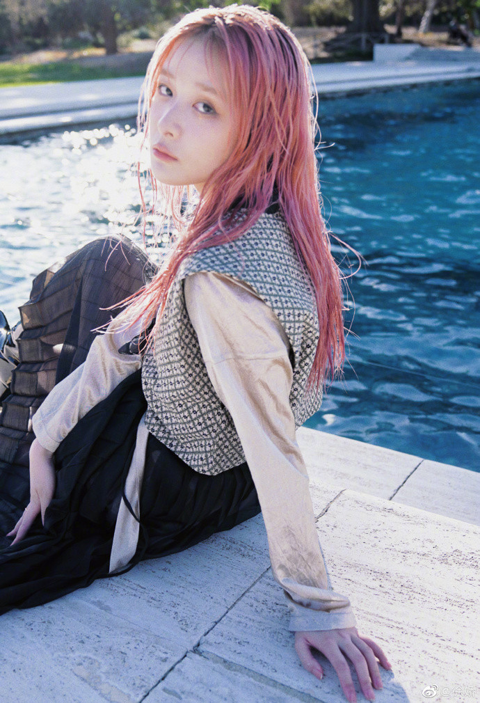 Chia sẻ về lý do tránh xa ánh đèn sân khấu, Từ Kiều nói: “Nổi tiếng khi còn trẻ đi kèm với áp lực… bạn đánh mất không gian riêng tư của chính mình. Mọi hành động của bạn ở nơi công cộng đều được theo dõi và trở thành chủ đề thảo luận. Mọi người dùng kính lúp để nhìn ra khuyết điểm của bạn&quot;. Theo cô, đi du học nước ngoài là cơ hội giúp cô cân bằng danh tiếng và duy trì không gian riêng của mình, giữa công việc và học tập.