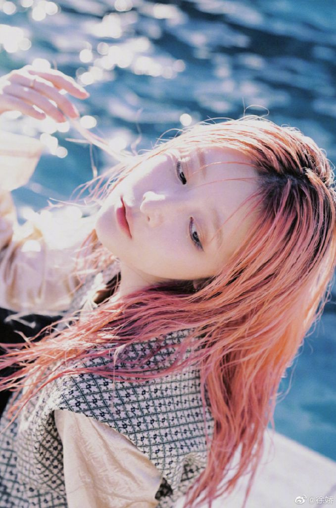 Chia sẻ về lý do tránh xa ánh đèn sân khấu, Từ Kiều nói: “Nổi tiếng khi còn trẻ đi kèm với áp lực… bạn đánh mất không gian riêng tư của chính mình. Mọi hành động của bạn ở nơi công cộng đều được theo dõi và trở thành chủ đề thảo luận. Mọi người dùng kính lúp để nhìn ra khuyết điểm của bạn&quot;. Theo cô, đi du học nước ngoài là cơ hội giúp cô cân bằng danh tiếng và duy trì không gian riêng của mình, giữa công việc và học tập.