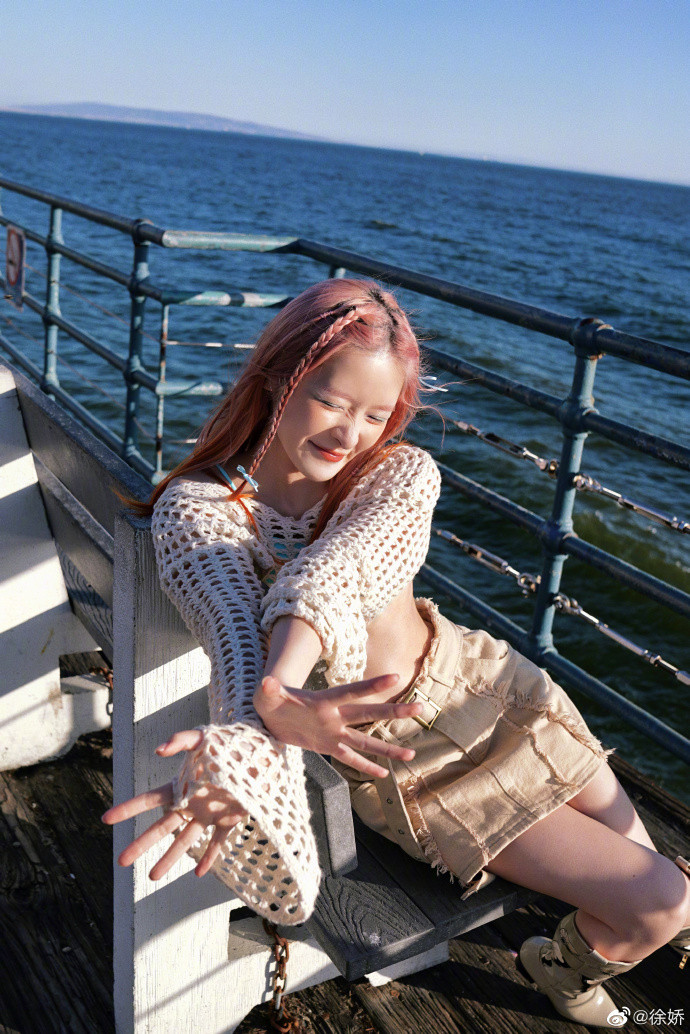 Vụt sáng khi đóng phim Châu Tinh Trì, không khó để Từ Kiều có cơ hội hợp tác với nhiều sao nổi tiếng Hoa ngữ. Diễn xuất tiềm năng giúp cô nhận giải diễn viên mới xuất sắc tại Lễ trao giải Kim Tượng lần thứ 28 cùng nhiều giải thưởng danh giá khác. Dù thế, Từ Kiều quyết định tập trung cho con đường học tập nhiều hơn thay vì nghiệp diễn. Sau khi kết thúc hợp đồng với “Tinh gia”, nữ diễn viên chỉ đóng vai phụ trong một số bộ phim và tham gia game show, hoạt động nghệ thuật sau này không có gì nổi trội.