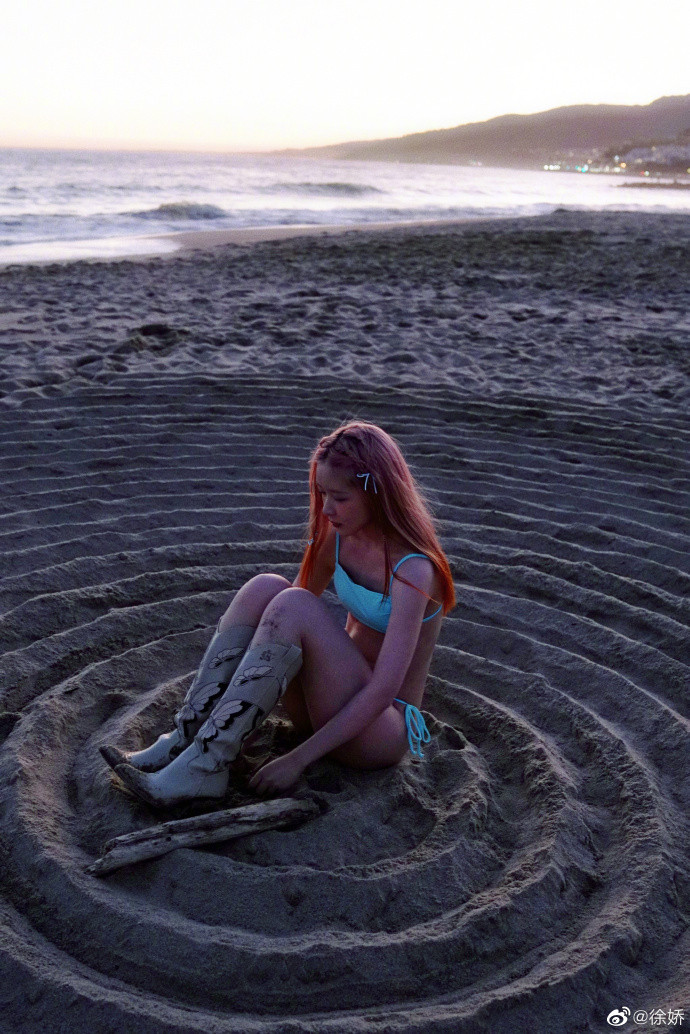 Từ Kiều nói cô tự sáng tạo khung cảnh tại bãi biển, vẽ các vòng tròn tạo độ bí ẩn, thu hút cho mỗi khung hình. Đây cũng là lần hiếm hoi con gái nuôi Châu Tinh Trì khoe ảnh táo bạo trên mạng xã hội. Bên cạnh đó, một bộ phận khán giả không thích hình ảnh phá cách, gợi cảm này của Từ Kiều vì chưa quen mắt.