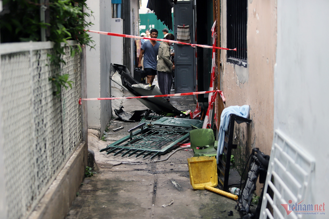 Cửa sau căn nhà bị phá, kính vỡ vụn sau vụ cháy.