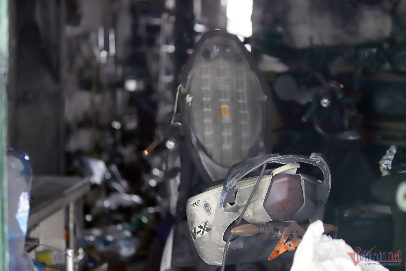 Nhiều tài sản, vật dụng bên trong ngôi nhà bị cháy rụi.