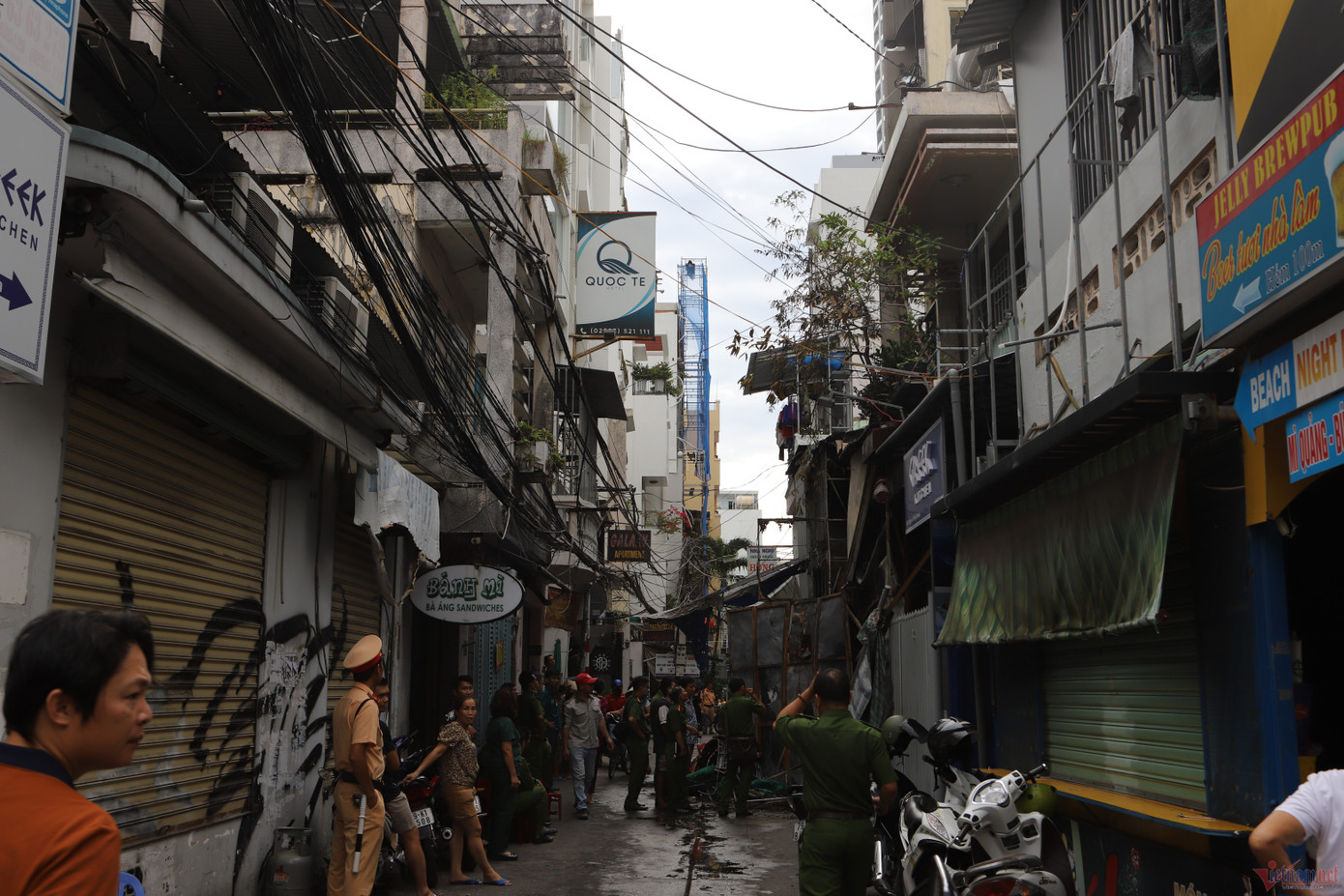 Gần trưa, công tác khám nghiệm vẫn đang diễn ra. Theo người dân trong khu vực, gia đình nạn nhân thuê căn nhà để ở và mở tiệm tạp hóa được vài tháng. Gia đình sống hiền hòa, được mọi người xung quanh quý mến.