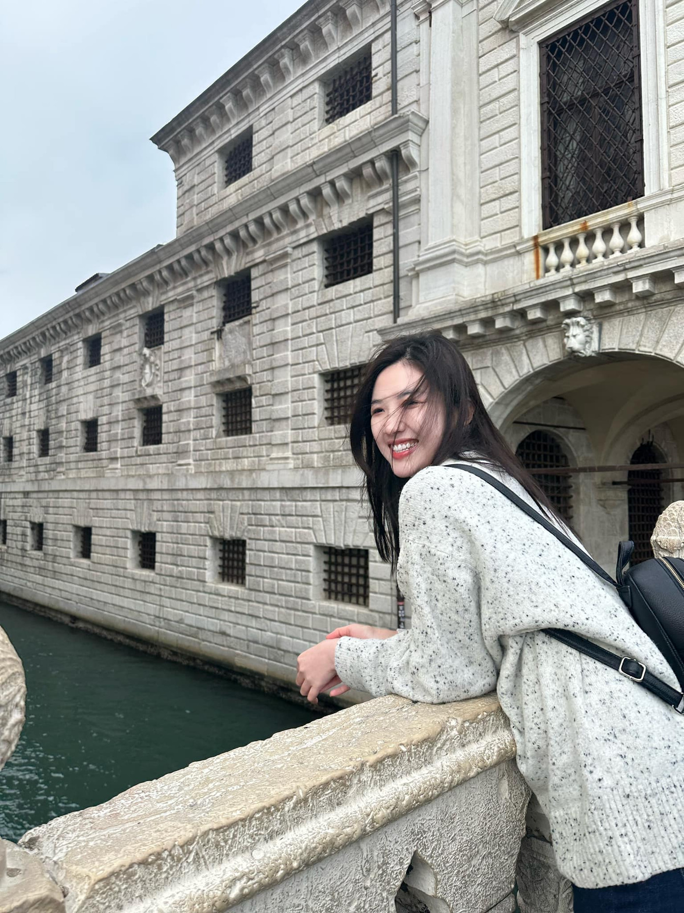 Trong khi đó Lương Thanh vẫn rong ruổi khám phá châu Âu. Điểm đến tiếp theo của diễn viên Hoa hồng trên ngực trái là Venice, Italy.