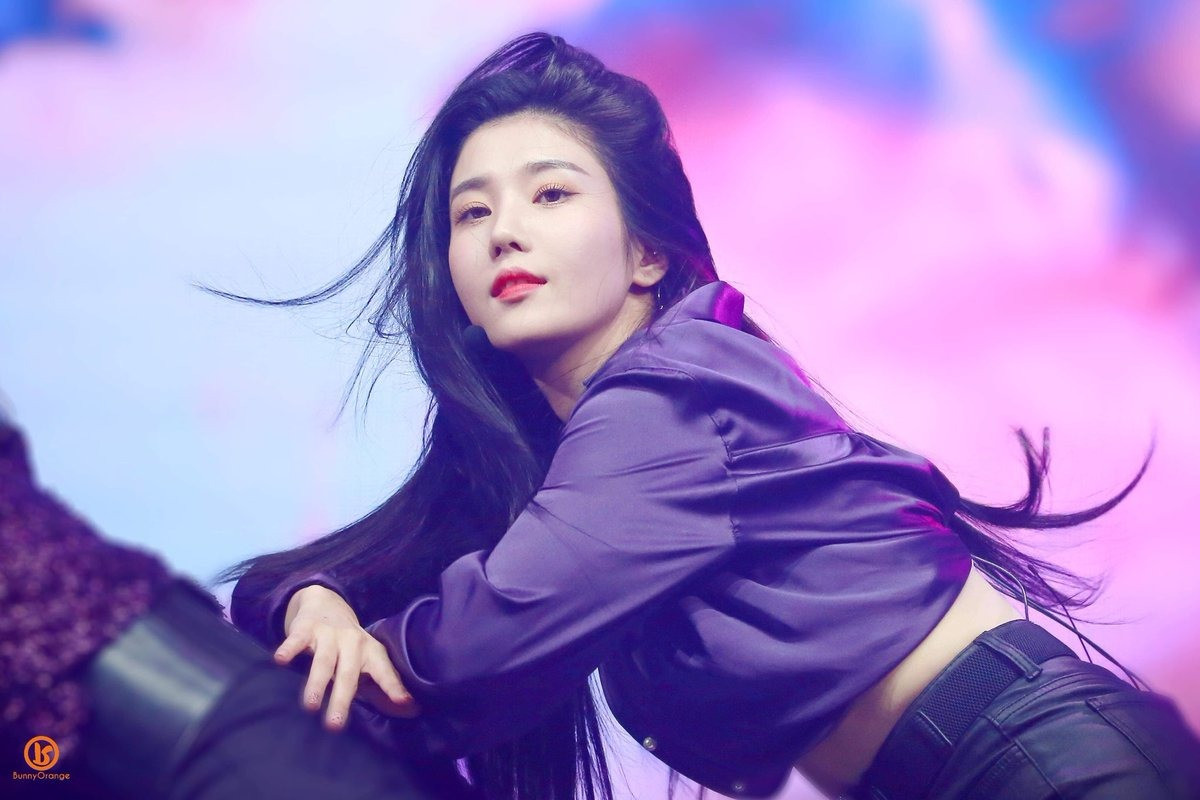 Tuy vậy, có nhiều cáo buộc cho rằng dung mạo của Eun Bi là sản phẩm của phẫu thuật thẩm mỹ. Thời hoạt động ở IZ*ONE, cô được ví là bản sao của nữ thần nhà SM - Irene. So sánh với hình ảnh năm xưa, nhiều người khẳng định Eun Bi đã cắt mí, nâng mũi. Nữ thần tượng chưa từng lên tiếng về vấn đề này. Ảnh: Twitter.