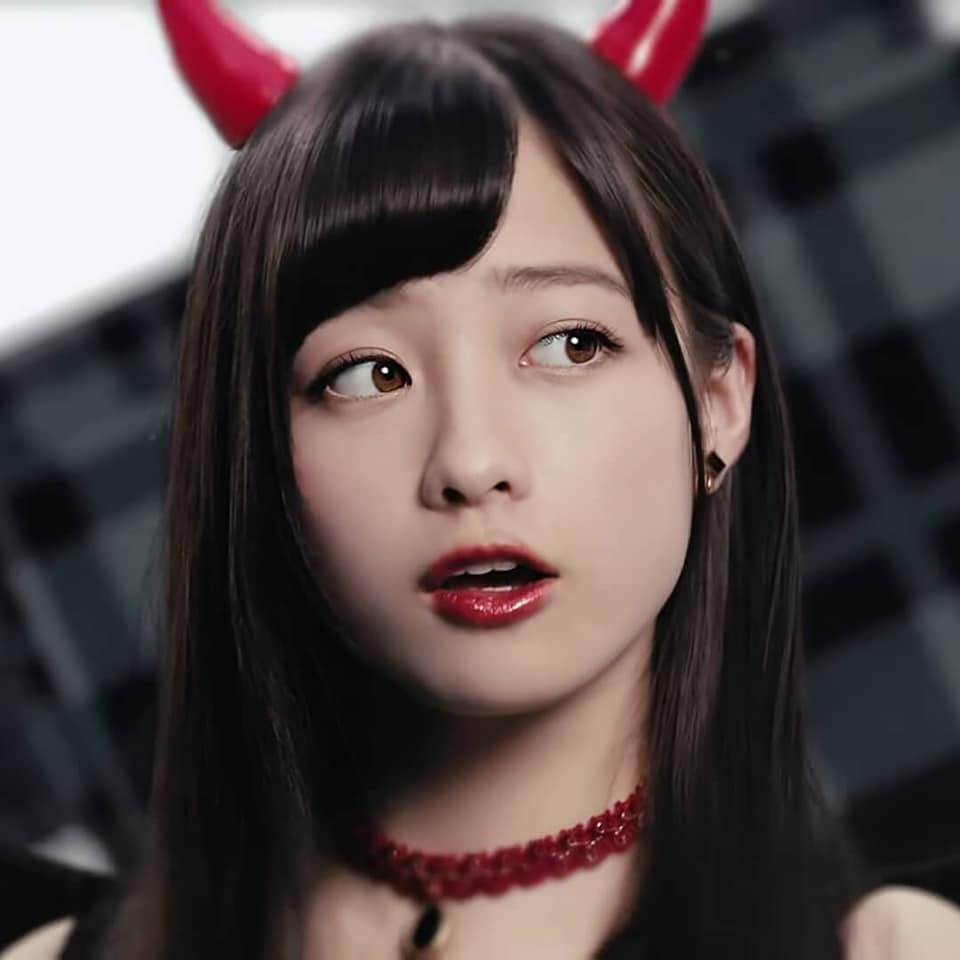 Sự nghiệp khởi sắc, thăng tiến qua từng năm. Cô đắt show quảng cáo, nhiều lời mời đóng phim, vào top hình mẫu và trở thành thần tượng vạn người mê vượt lãnh thổ Nhật Bản.