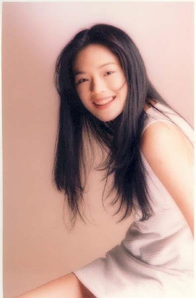 Trước khi thành ngôi sao hạng A, cô từng trải qua một quãng thời gian nổi loạn. Năm 19 tuổi, Thư Kỳ gây tiếng vang nhờ đóng phim cấp ba và được gọi là "nữ hoàng phim nóng" nổi tiếng nhất thời bấy giờ. “Năm đó tôi mới chỉ 17 tuổi, ngô nghê và không hề biết nên làm gì, cũng không biết sau này cái giá phải bù đắp cho sai lầm này lớn đến đâu”, nữ diễn viên trải lòng. Trước khi thành ngôi sao hạng A, cô từng trải qua một quãng thời gian nổi loạn. Năm 19 tuổi, Thư Kỳ gây tiếng vang nhờ đóng phim cấp ba và được gọi là "nữ hoàng phim nóng" nổi tiếng nhất thời bấy giờ. “Năm đó tôi mới chỉ 17 tuổi, ngô nghê và không hề biết nên làm gì, cũng không biết sau này cái giá phải bù đắp cho sai lầm này lớn đến đâu”, nữ diễn viên trải lòng.