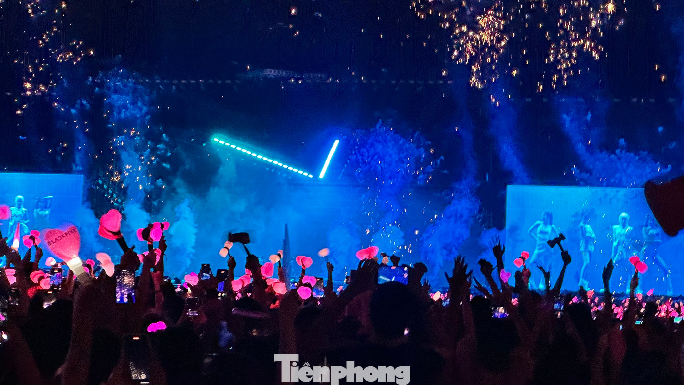 Bốn thành viên chào và giao lưu với fan bằng những câu tiếng Việt cơ bản khiến hơn 30.000 khán giả reo hò phấn khích. Bốn thành viên chào và giao lưu với fan bằng những câu tiếng Việt cơ bản khiến hơn 30.000 khán giả reo hò phấn khích.