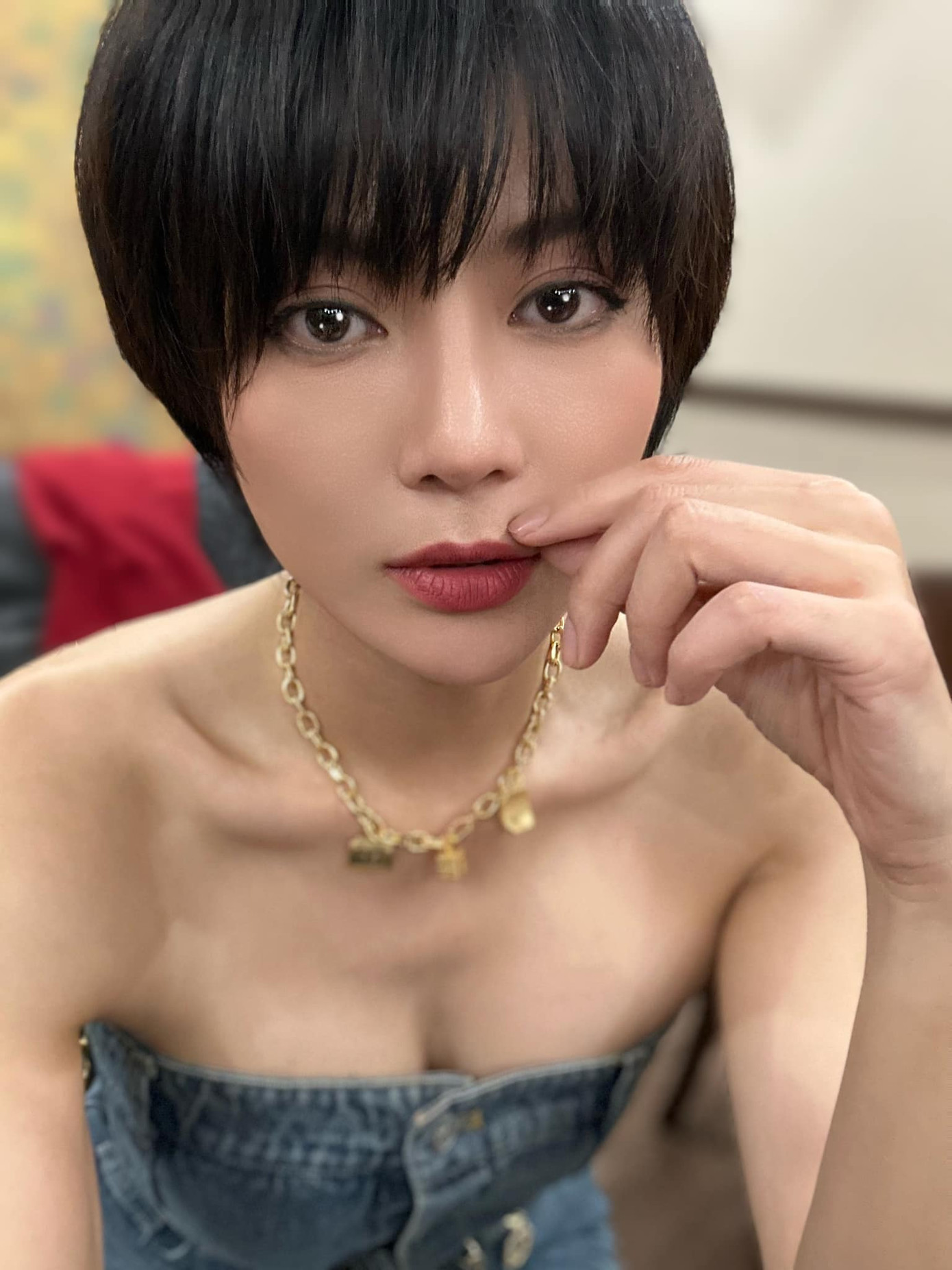 "Nếu nói bản thân không mệt mỏi vì vai diễn như thế này thì không đúng. Nhiều lúc tôi ngồi nghĩ ngợi vẩn vơ, 'bay bay'. Nhưng may mắn ê-kíp làm việc tình cảm, giúp tôi bớt căng thẳng. Qua vai diễn này tôi thấy sao mình khổ quá. Ngay trên trường quay tôi nói rất to: ‘Ôi giời ơi sao tự dưng đi làm diễn viên làm gì cho khổ thế này. Nếu biết khổ thế này ngày xưa đã không đi làm diễn viên rồi’" - Thanh Hương thổ lộ tại buổi họp báo ra mắt bộ phim. "Nếu nói bản thân không mệt mỏi vì vai diễn như thế này thì không đúng. Nhiều lúc tôi ngồi nghĩ ngợi vẩn vơ, 'bay bay'. Nhưng may mắn ê-kíp làm việc tình cảm, giúp tôi bớt căng thẳng. Qua vai diễn này tôi thấy sao mình khổ quá. Ngay trên trường quay tôi nói rất to: ‘Ôi giời ơi sao tự dưng đi làm diễn viên làm gì cho khổ thế này. Nếu biết khổ thế này ngày xưa đã không đi làm diễn viên rồi’" - Thanh Hương thổ lộ tại buổi họp báo ra mắt bộ phim.