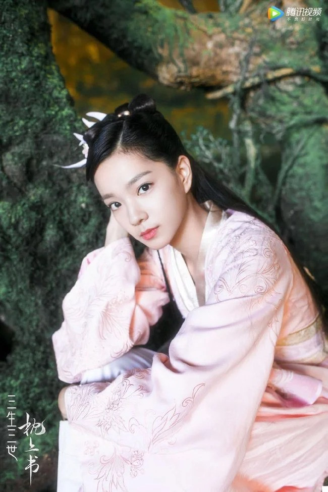 Từ khóa “Tiêu Chiến, Trang Đạt Phi diễn chính phim của Từ Khắc” đứng đầu hotsearch Weibo với gần 200 triệu lượt đọc trong 1 tiếng đồng hồ. Nhiều thông tin liên quan đến nữ chính thủ vai Hoàng Dung được bàn tán. Một số tạo hình cổ trang của Trang Đạt Phi được chia sẻ lại trên các trang mạng xã hội. Từ khóa “Tiêu Chiến, Trang Đạt Phi diễn chính phim của Từ Khắc” đứng đầu hotsearch Weibo với gần 200 triệu lượt đọc trong 1 tiếng đồng hồ. Nhiều thông tin liên quan đến nữ chính thủ vai Hoàng Dung được bàn tán. Một số tạo hình cổ trang của Trang Đạt Phi được chia sẻ lại trên các trang mạng xã hội.