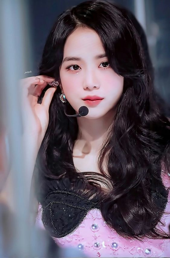 Trong BlackPink, Jisoo đảm nhận vị trí visual - danh hiệu cho thành viên có gương mặt nổi bật và ấn tượng trong nhóm. Tại các bảng xếp hạng nhan sắc, không khó để tìm thấy tên Jisoo ở vị trí cao. Vẻ ngoài của nữ thần tượng được nhiều fan Kpop công nhận, gọi tên ở vị trí hàng đầu thế hệ 3.