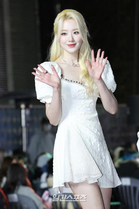 Nữ thần tượng nổi tiếng vì có nhan sắc và làn da trắng sáng. Nữ thần tượng nổi tiếng vì có nhan sắc và làn da trắng sáng.