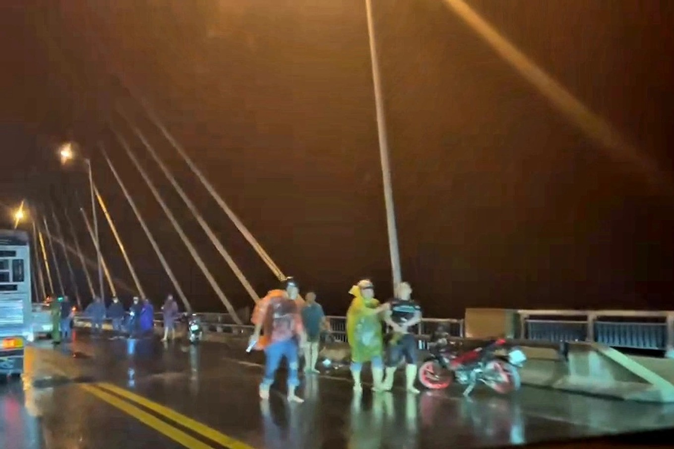 Lực lượng chức năng chọn vây bắt các đối tượng trên cầu để đảm bảo việc khống chế được nhanh chóng, tránh gây nguy hiểm (Ảnh: Đức Thịnh).