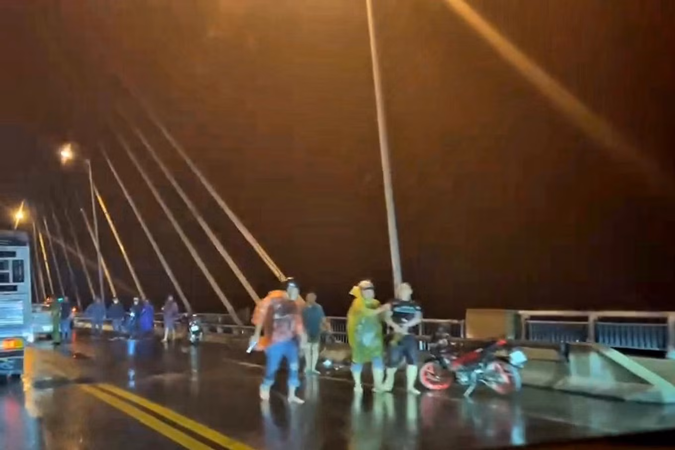 Lực lượng chức năng chọn vây bắt các đối tượng trên cầu để đảm bảo việc khống chế được nhanh chóng, tránh gây nguy hiểm (Ảnh: Đức Thịnh).