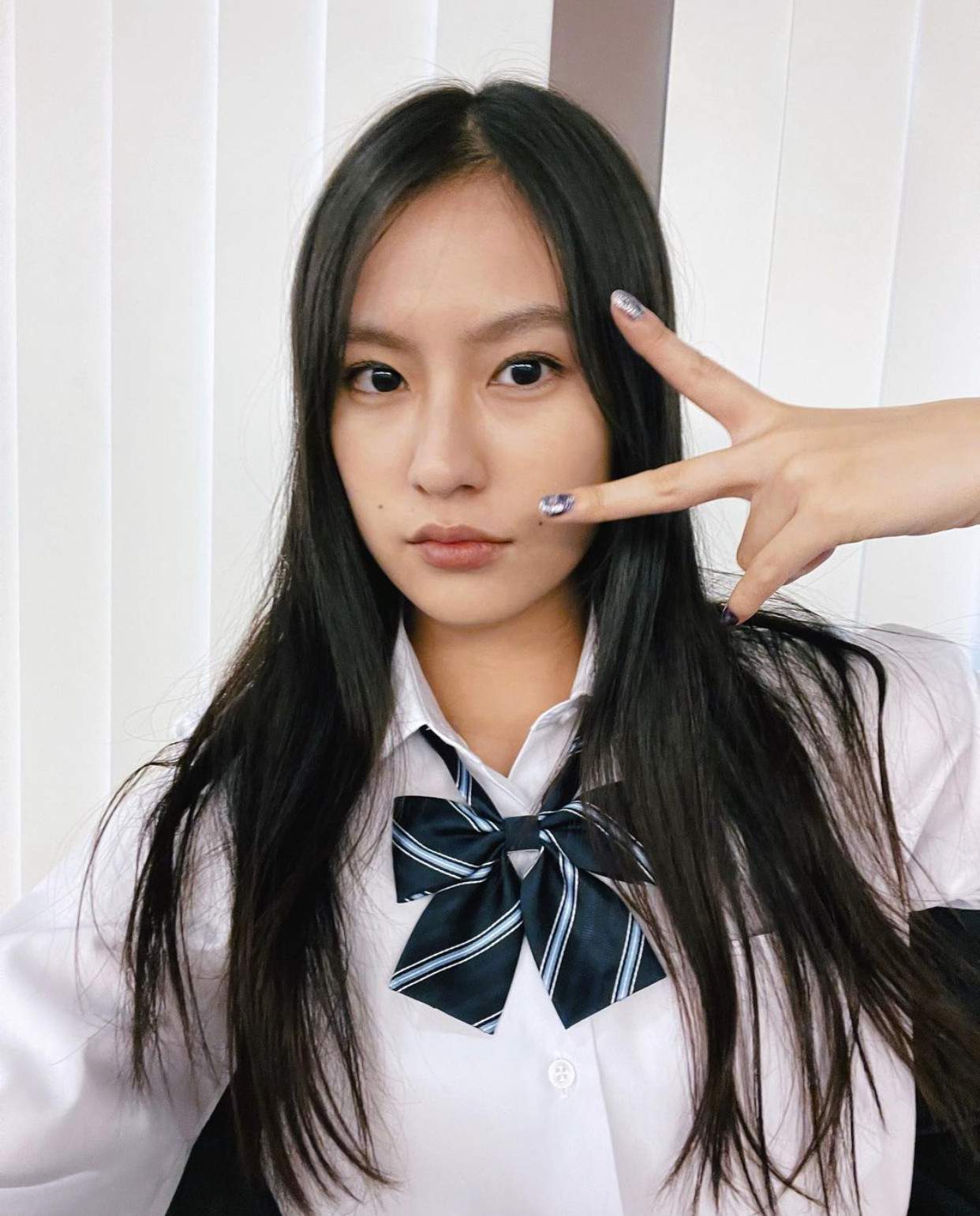 Trong Alice In Borderland 2, Tsunematsu Yuri vào vai Heiya Akane – nữ sinh trung học được miêu tả là cô gái lẳng lơ, mang thù hận với mẹ. Cô là cung thủ giỏi và tay chơi đáng gờm trong cuộc chiến sinh tồn dù mất một chân khi vượt qua trò chơi chạy khỏi sân vận động bị sụp đổ. Là nhân tố mới, nhân vật của diễn viên chiếm được thiện cảm của người xem bởi khao khát sống mãnh liệt và tình cảm dành cho Aguni (Aoyagi Sho đóng). Ảnh: yuri_tune. Trong Alice In Borderland 2, Tsunematsu Yuri vào vai Heiya Akane – nữ sinh trung học được miêu tả là cô gái lẳng lơ, mang thù hận với mẹ. Cô là cung thủ giỏi và tay chơi đáng gờm trong cuộc chiến sinh tồn dù mất một chân khi vượt qua trò chơi chạy khỏi sân vận động bị sụp đổ. Là nhân tố mới, nhân vật của diễn viên chiếm được thiện cảm của người xem bởi khao khát sống mãnh liệt và tình cảm dành cho Aguni (Aoyagi Sho đóng). Ảnh: yuri_tune.