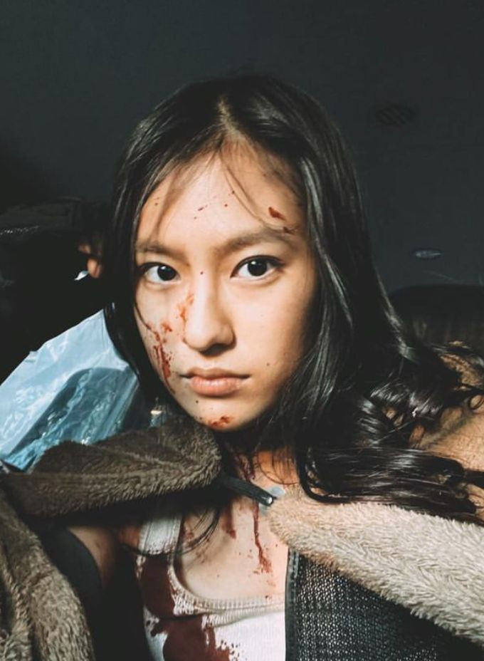 Trong Alice In Borderland 2, Tsunematsu Yuri vào vai Heiya Akane – nữ sinh trung học được miêu tả là cô gái lẳng lơ, mang thù hận với mẹ. Cô là cung thủ giỏi và tay chơi đáng gờm trong cuộc chiến sinh tồn dù mất một chân khi vượt qua trò chơi chạy khỏi sân vận động bị sụp đổ. Là nhân tố mới, nhân vật của diễn viên chiếm được thiện cảm của người xem bởi khao khát sống mãnh liệt và tình cảm dành cho Aguni (Aoyagi Sho đóng). Ảnh: yuri_tune. Trong Alice In Borderland 2, Tsunematsu Yuri vào vai Heiya Akane – nữ sinh trung học được miêu tả là cô gái lẳng lơ, mang thù hận với mẹ. Cô là cung thủ giỏi và tay chơi đáng gờm trong cuộc chiến sinh tồn dù mất một chân khi vượt qua trò chơi chạy khỏi sân vận động bị sụp đổ. Là nhân tố mới, nhân vật của diễn viên chiếm được thiện cảm của người xem bởi khao khát sống mãnh liệt và tình cảm dành cho Aguni (Aoyagi Sho đóng). Ảnh: yuri_tune.