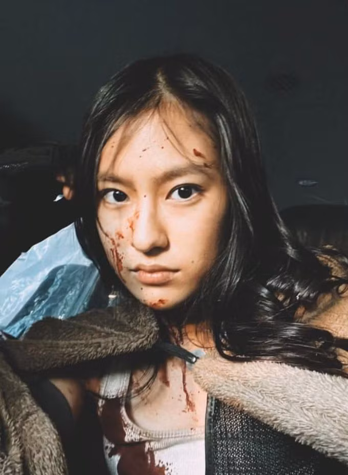 Trong Alice In Borderland 2, Tsunematsu Yuri vào vai Heiya Akane – nữ sinh trung học được miêu tả là cô gái lẳng lơ, mang thù hận với mẹ. Cô là cung thủ giỏi và tay chơi đáng gờm trong cuộc chiến sinh tồn dù mất một chân khi vượt qua trò chơi chạy khỏi sân vận động bị sụp đổ. Là nhân tố mới, nhân vật của diễn viên chiếm được thiện cảm của người xem bởi khao khát sống mãnh liệt và tình cảm dành cho Aguni (Aoyagi Sho đóng). Ảnh: yuri_tune.