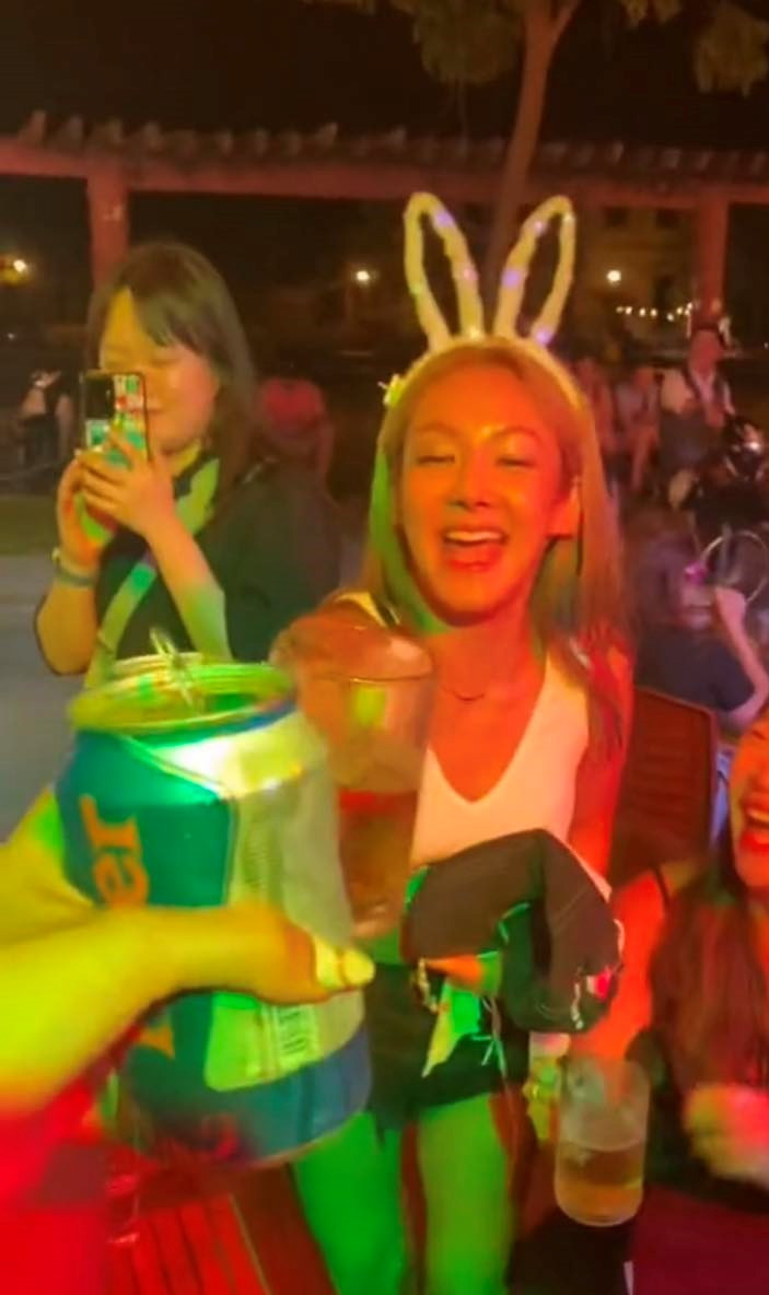 Hyoyeon nhóm SNSD nhiều lần được mời đến Việt Nam biểu diễn. Cô đeo tai thỏ, thoải mái mời bia với fan ở vỉa hè sau khi diễn Seen Festival Hội An.