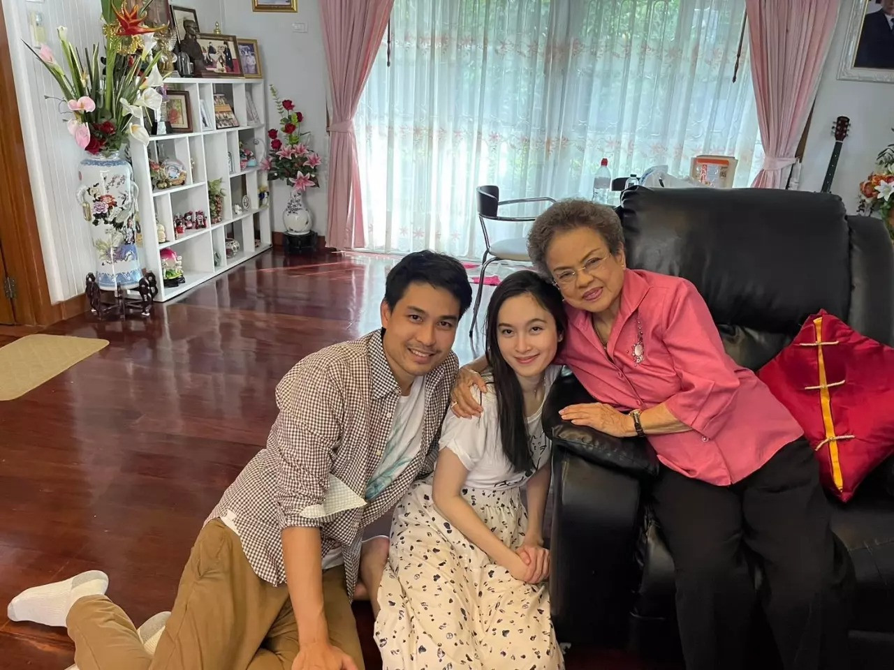 Nong Poy và bạn trai được hai bên gia đình ủng hộ. Ảnh: Treechada Petcharat. Nong Poy và bạn trai được hai bên gia đình ủng hộ. Ảnh: Treechada Petcharat.