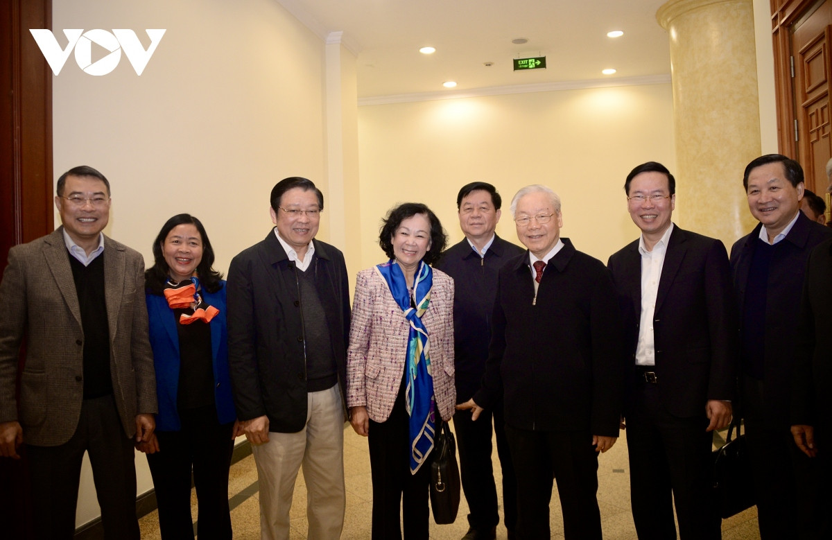 Tổng Bí thư Nguyễn Phú Trọng chụp ảnh cùng các đại biểu tham dự cuộc họp.