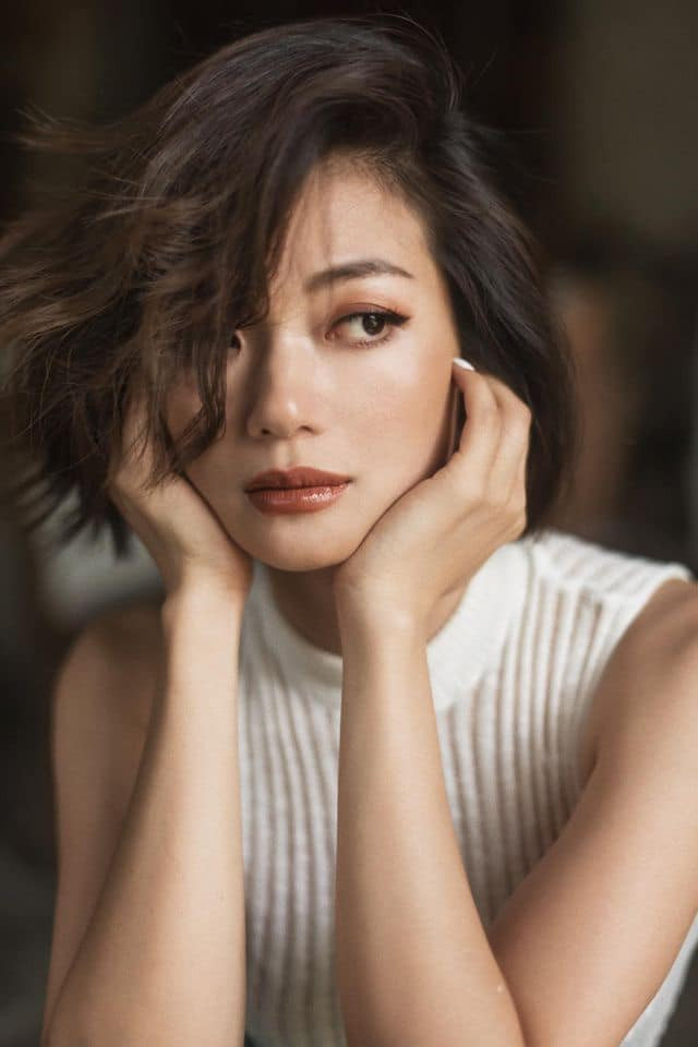 Ngoài đời, Kiều Anh hướng đến phong cách quyến rũ, thanh lịch. Diễn viên từng lên tiếng phủ nhận chuyện động chạm “dao kéo”, khẳng định vẫn giữ nét nguyên bản. "Đến thời điểm này, tôi chưa chỉnh sửa bất cứ điểm nào trên khuôn mặt. Tôi vẫn thích nét đẹp tự nhiên hơn, dù nó không hoàn hảo", cô chia sẻ. Ngoài đời, Kiều Anh hướng đến phong cách quyến rũ, thanh lịch. Diễn viên từng lên tiếng phủ nhận chuyện động chạm “dao kéo”, khẳng định vẫn giữ nét nguyên bản. "Đến thời điểm này, tôi chưa chỉnh sửa bất cứ điểm nào trên khuôn mặt. Tôi vẫn thích nét đẹp tự nhiên hơn, dù nó không hoàn hảo", cô chia sẻ.