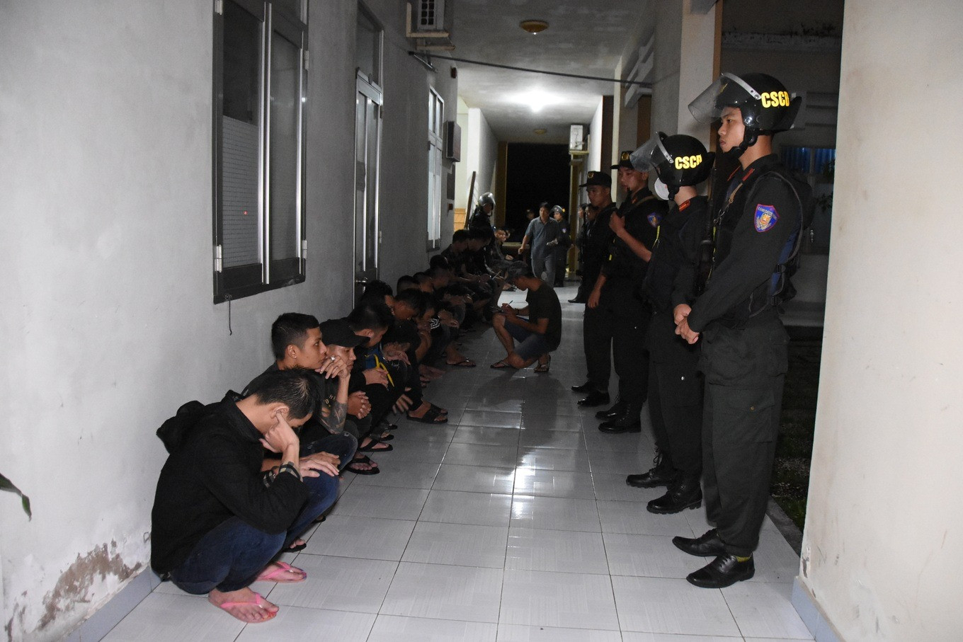 31 người đàn ông đã được đưa về trụ sở công an làm việc. Bước đầu các đối tượng khai nhận vừa di chuyển qua địa bàn một huyện ở Tiền Giang giải quyết mâu thuẫn, đang trên đường về Bến Tre thì bị bắt giữ (Ảnh: T.T.).