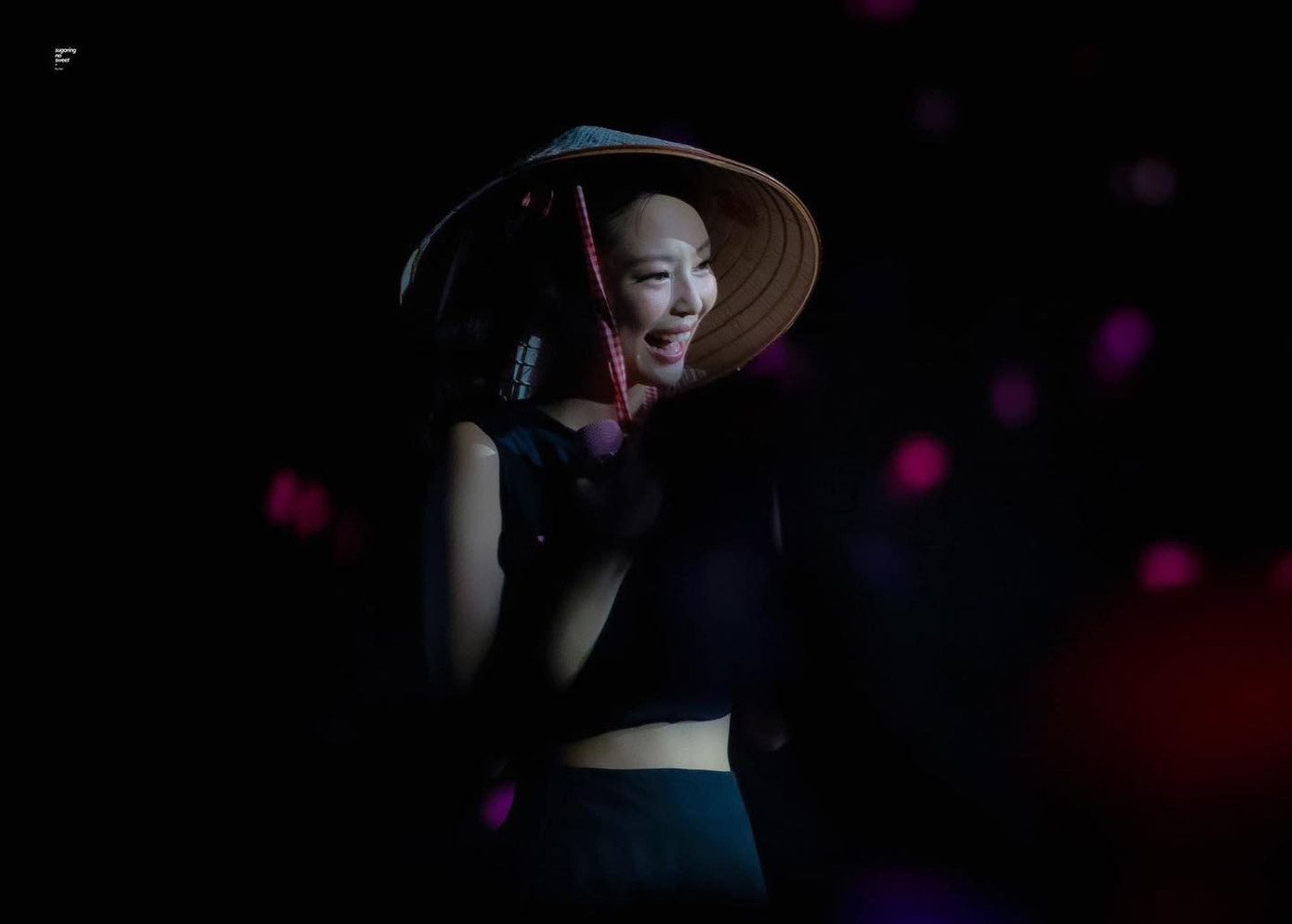 BlackPink khéo léo lấy lòng khán giả Việt Nam bằng lời cảm ơn nhiều lần trong show diễn, hỏi “các bạn có một buổi tối vui chứ?”. Các cô gái cho biết đây là lần đầu đến Hà Nội và sẽ là lần nhớ mãi. Nhóm ấn tượng với ẩm thực Việt, đặc biệt là phở, bánh mì... BlackPink khéo léo lấy lòng khán giả Việt Nam bằng lời cảm ơn nhiều lần trong show diễn, hỏi “các bạn có một buổi tối vui chứ?”. Các cô gái cho biết đây là lần đầu đến Hà Nội và sẽ là lần nhớ mãi. Nhóm ấn tượng với ẩm thực Việt, đặc biệt là phở, bánh mì...