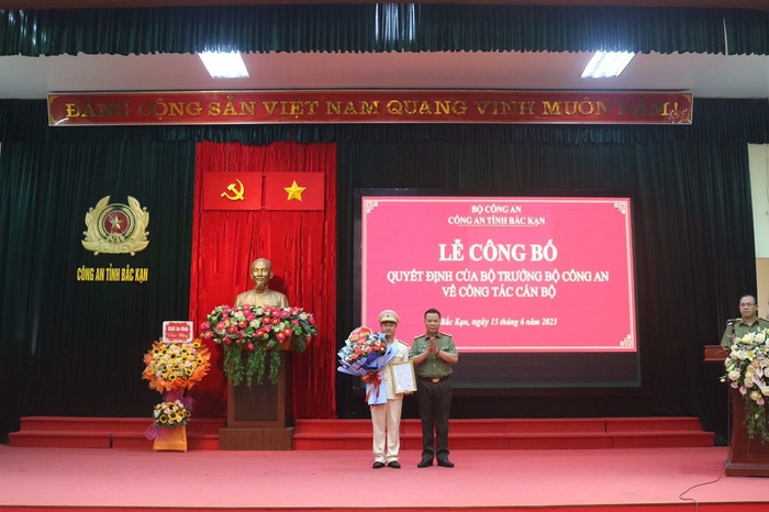 Đại tá Hà Văn Tuyên, Giám đốc Công an tỉnh trao Quyết định bổ nhiệm Phó Giám đốc Công an tỉnh Bắc Kạn đối với Thượng tá Lê Hồng Giang.