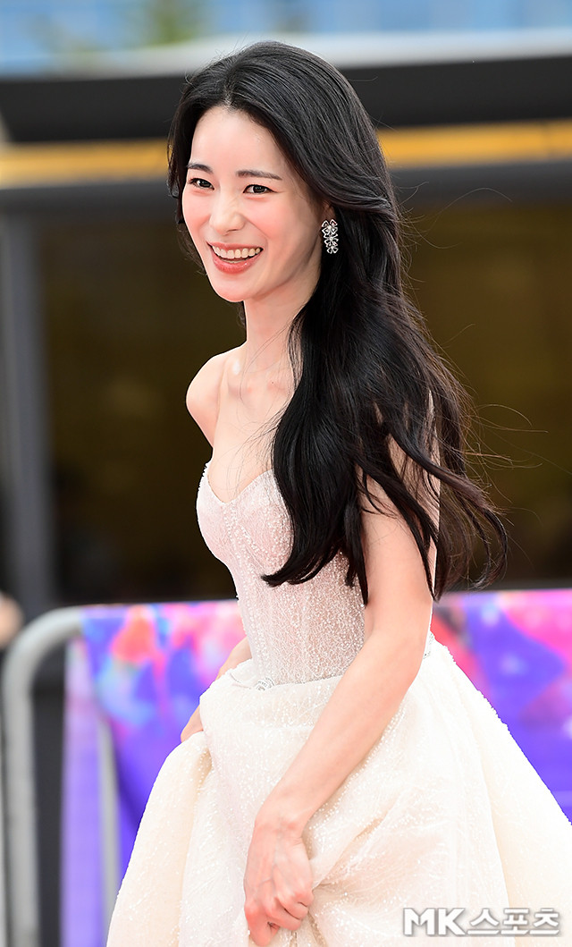 “Ác nữ” Lim Ji Yeon giành chiến thắng vai nữ phụ xuất sắc nhờ màn thể hiện ấn tượng trong The Glory. Trong phần cảm ơn, cô ngại ngùng nhắc đến bạn trai kém tuổi Lee Do Hyun.