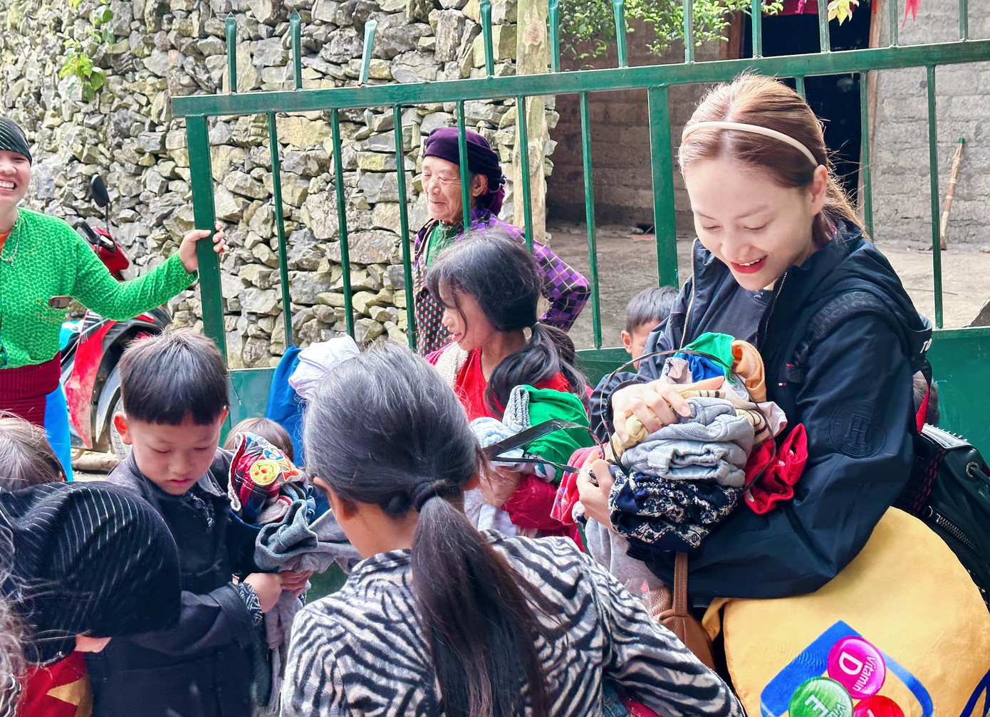 Những ngày này, Lan Phương vẫn tất bật với công việc, cô lên Hà Giang để quay phim điện ảnh mới và tranh thủ làm từ thiện.