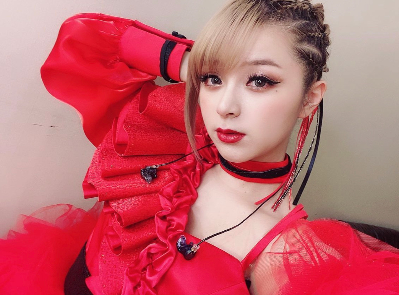 Với chiều cao khiêm tốn 1,52 m, Maria thường diện trang phục nhiều tầng, lớp khi diễn. Cô được nhận xét sở hữu giọng ca nội lực, sân khấu live chinh phục khán giả.