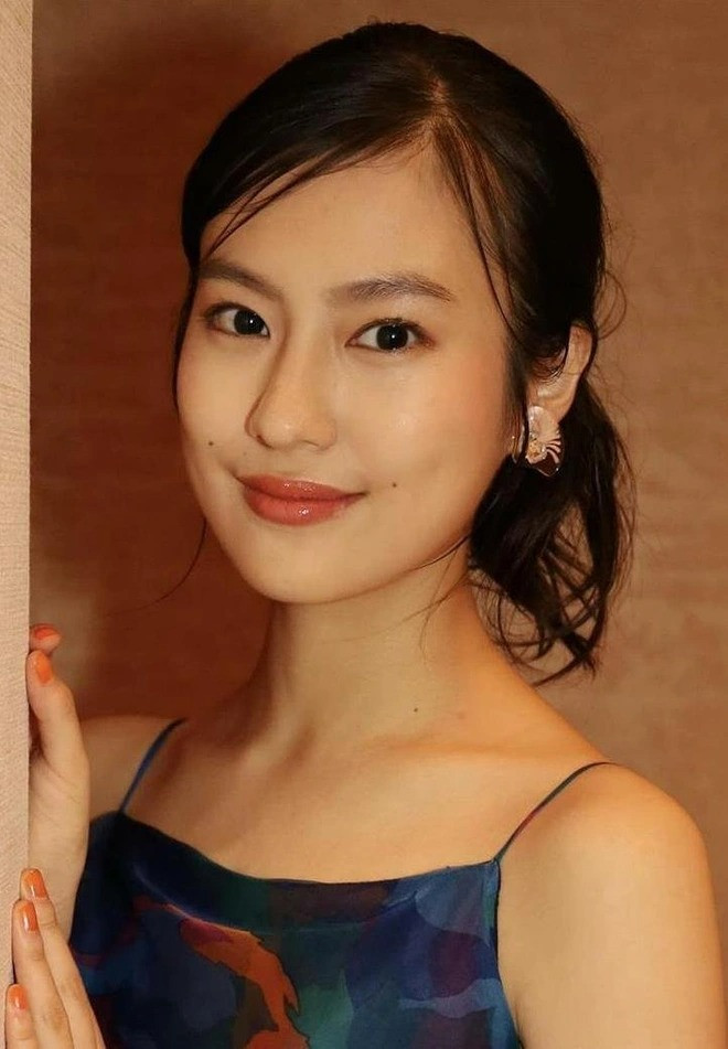 Nữ diễn viên sinh năm 1998, chỉ cao 1,58 cm nhưng mang vẻ đẹp rạng rỡ, toát lên vẻ thanh thuần và không kém phần gợi cảm. Đặc biệt, nốt ruồi đậm màu hai bên má trên khuôn mặt cô là điểm đặc thu hút người đối diện. Nữ diễn viên sinh năm 1998, chỉ cao 1,58 cm nhưng mang vẻ đẹp rạng rỡ, toát lên vẻ thanh thuần và không kém phần gợi cảm. Đặc biệt, nốt ruồi đậm màu hai bên má trên khuôn mặt cô là điểm đặc thu hút người đối diện.