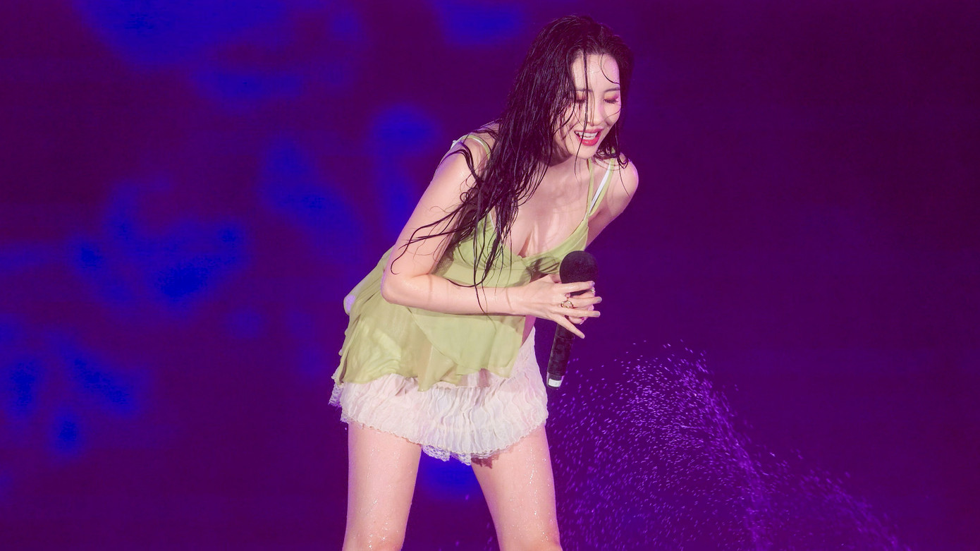 Những người tham dự lễ hội âm nhạc bắt buộc trên 19 tuổi, vì vậy không khó để bắt gặp hình ảnh gợi cảm, nóng bỏng của dàn nghệ sĩ xuất hiện. Năm nay, Waterbomb kéo dài 540 phút, tổ chức tại Khu liên hợp Thể thao Jamsil, Seoul trong 3 ngày, từ 23-25/6. Trước Sunmi, ca sĩ Kwon Eun Bi trở thành đề tài nóng vì diện bộ đồ xuyên thấu, để lộ nội y. Những người tham dự lễ hội âm nhạc bắt buộc trên 19 tuổi, vì vậy không khó để bắt gặp hình ảnh gợi cảm, nóng bỏng của dàn nghệ sĩ xuất hiện. Năm nay, Waterbomb kéo dài 540 phút, tổ chức tại Khu liên hợp Thể thao Jamsil, Seoul trong 3 ngày, từ 23-25/6. Trước Sunmi, ca sĩ Kwon Eun Bi trở thành đề tài nóng vì diện bộ đồ xuyên thấu, để lộ nội y.