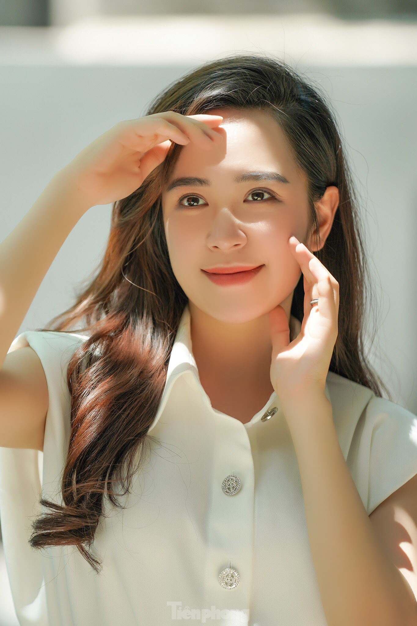 Hầu hết nhân vật Kim Oanh đảm nhận đều là vai phụ nữ có số phận long đong, lận đận như Thương ngày nắng về phần 1, Những cô gái trong thành phố, Lửa ấm, Dưới bóng cây hạnh phúc. Vì vậy, nhiều khán giả gọi diễn viên là “người phụ nữ bất hạnh màn ảnh Việt”. Chia sẻ với Tiền Phong, Kim Oanh cho rằng đây là sự công nhận của khán giả dành cho cô và mong tiếp tục được sự đón nhận của công chúng. Ảnh: Phạm Nguyễn.