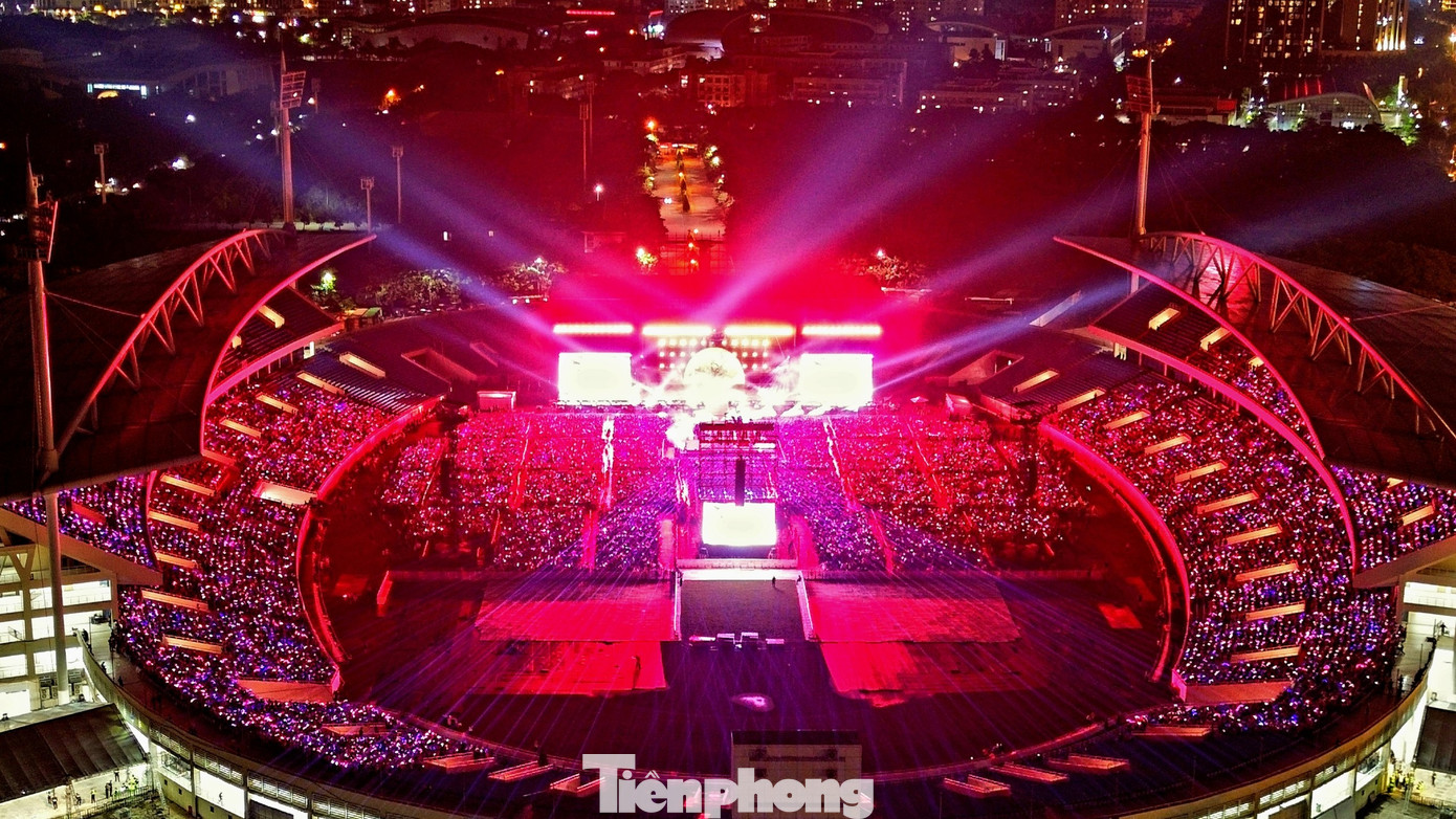 Lượng khán giả đến với đêm thứ 2 của BlackPink ít hơn ngày một. Các khán đài chưa được lấp đầy. Giá vé chợ đen sát giờ diễn chỉ giảm ít so với giá gốc. Bên cạnh đó sáng nay BTC đã mở bán vé online và trực tiếp tại sân. Lượng khán giả đến với đêm thứ 2 của BlackPink ít hơn ngày một. Các khán đài chưa được lấp đầy. Giá vé chợ đen sát giờ diễn chỉ giảm ít so với giá gốc. Bên cạnh đó sáng nay BTC đã mở bán vé online và trực tiếp tại sân.