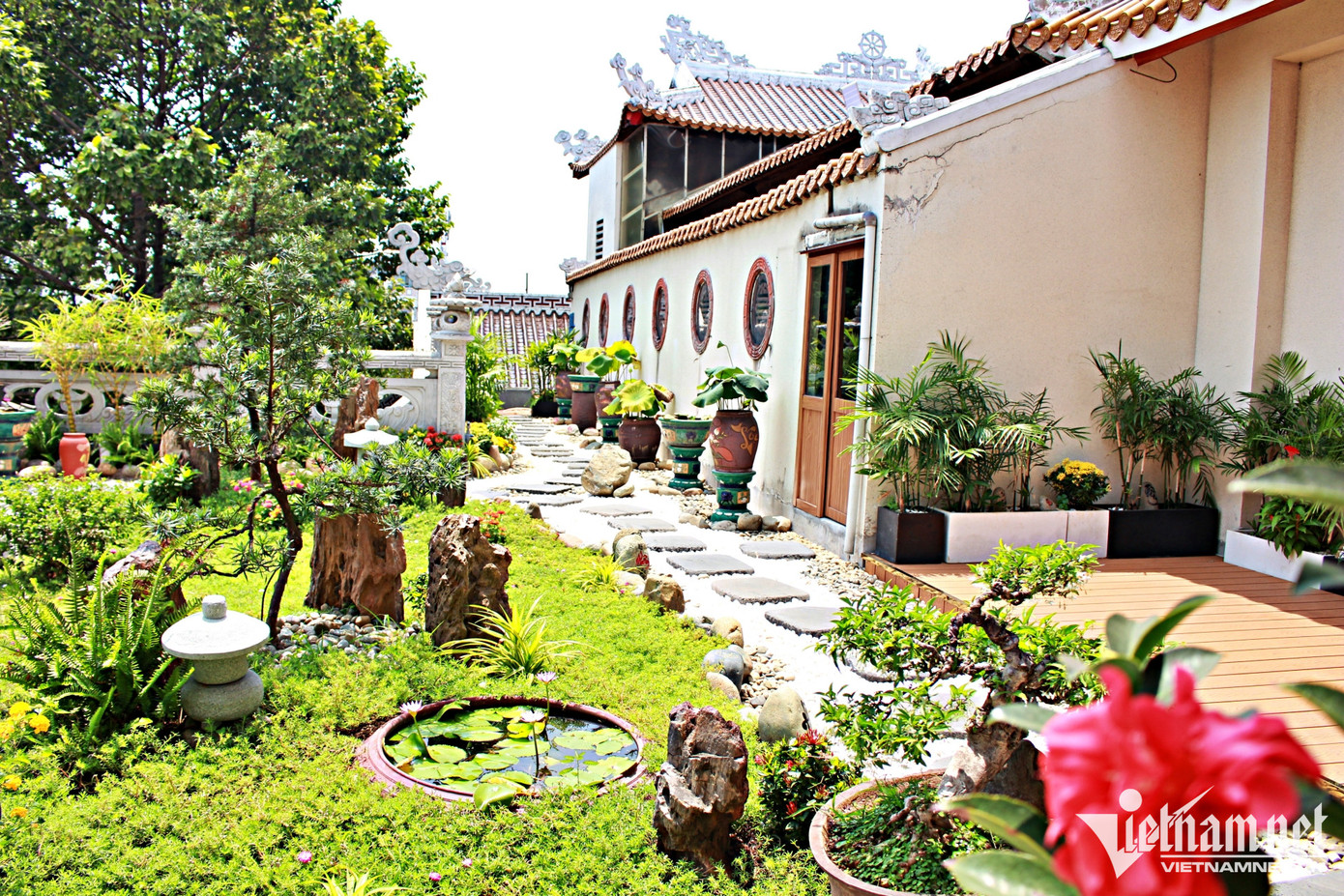 Một góc khuôn viên xanh mát, xinh đẹp trên tầng 5 của chùa Pháp Vân. Một góc khuôn viên xanh mát, xinh đẹp trên tầng 5 của chùa Pháp Vân.