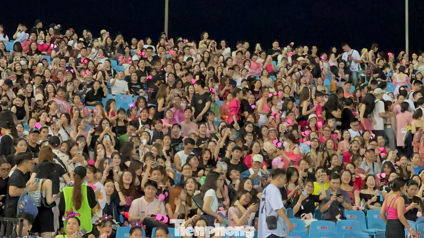 Người hâm mộ vỡ òa khi BlackPink xuất hiện. Người hâm mộ vỡ òa khi BlackPink xuất hiện.