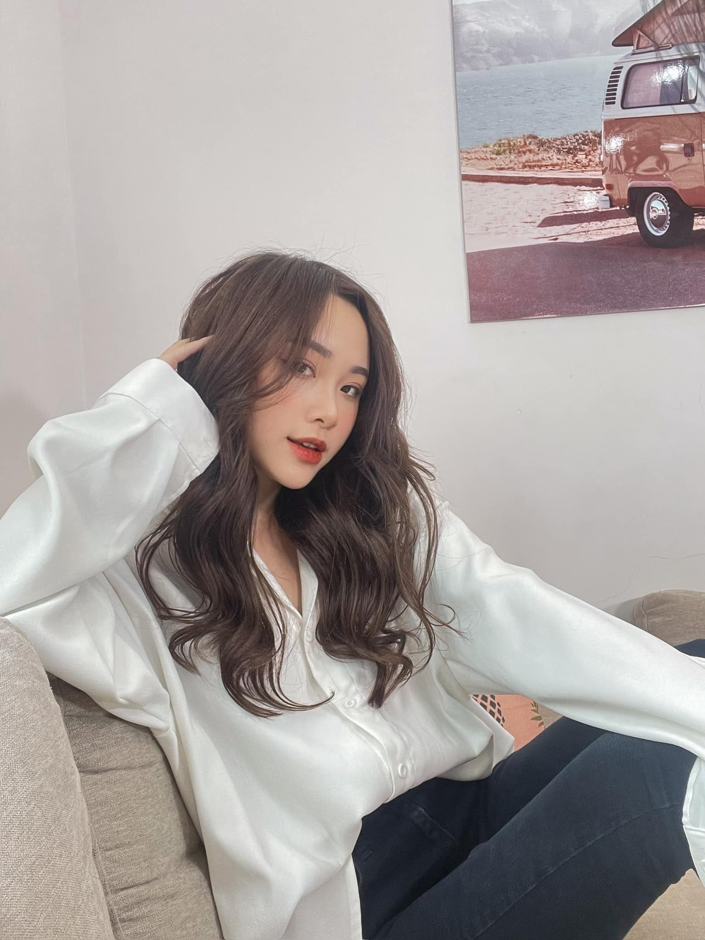 Nữ diễn viên sinh năm 2002, quê Hải Dương. Cô là sinh viên chuyên ngành Diễn viên kịch, điện ảnh - truyền hình của trường Đại học Sân khấu và Điện ảnh Hà Nội.