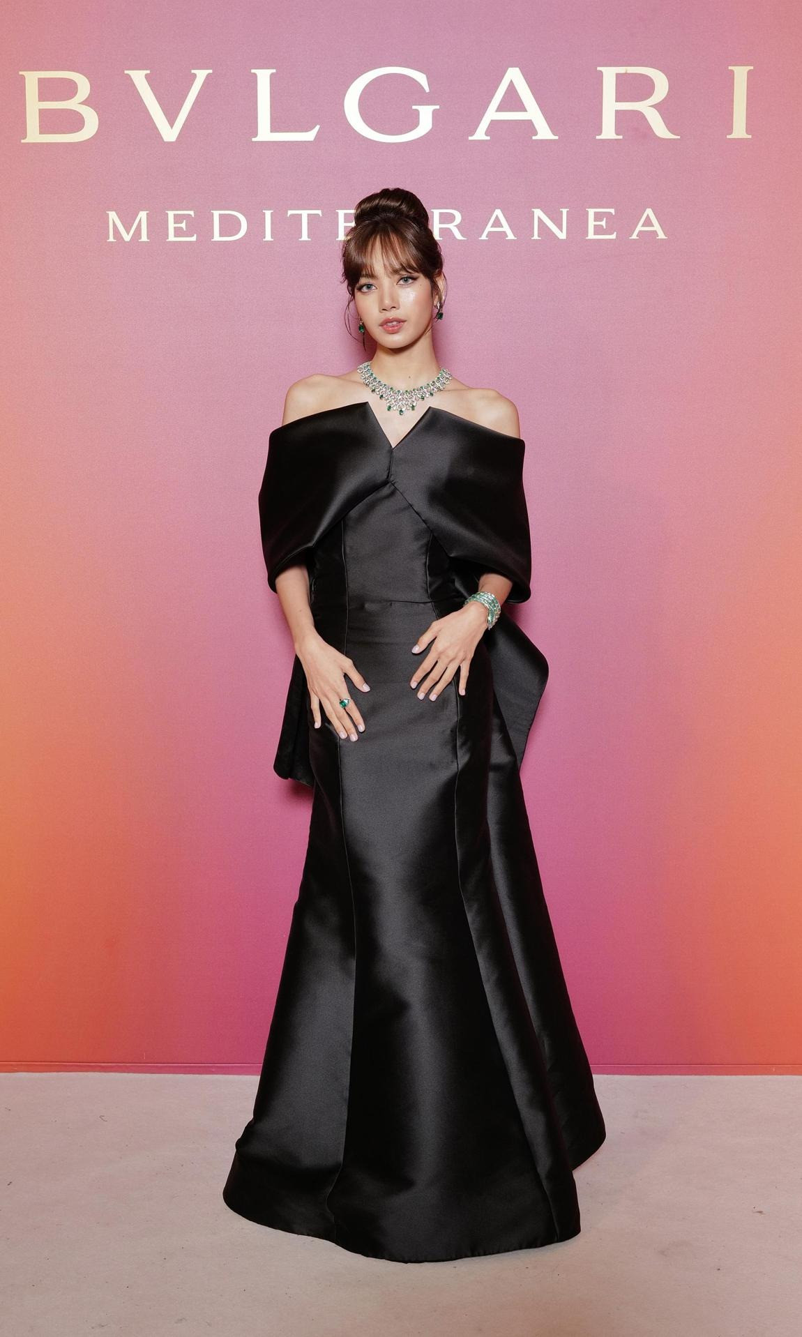 Lisa cùng với những nàng thơ của Bulgari là Anne Hathaway và Priyanka Chopra, đã làm dậy sóng Internet khi xuất hiện tại buổi ra mắt bộ sưu tập trang sức cao cấp của thương hiệu ở Venice vào tháng 5. Giọng ca Lalisa thể hiện sự quyến rũ như những ngôi sao Hollywood xưa trong chiếc váy lệch vai màu đen sang trọng. Ảnh: Getty. Lisa cùng với những nàng thơ của Bulgari là Anne Hathaway và Priyanka Chopra, đã làm dậy sóng Internet khi xuất hiện tại buổi ra mắt bộ sưu tập trang sức cao cấp của thương hiệu ở Venice vào tháng 5. Giọng ca Lalisa thể hiện sự quyến rũ như những ngôi sao Hollywood xưa trong chiếc váy lệch vai màu đen sang trọng. Ảnh: Getty.