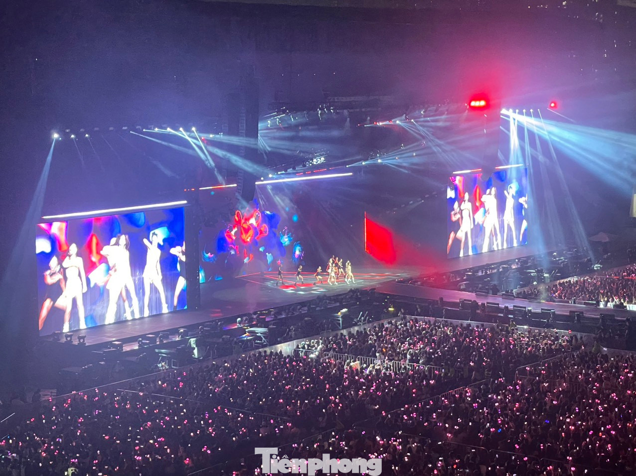 Người hâm mộ vỡ òa khi BlackPink xuất hiện. Người hâm mộ vỡ òa khi BlackPink xuất hiện.