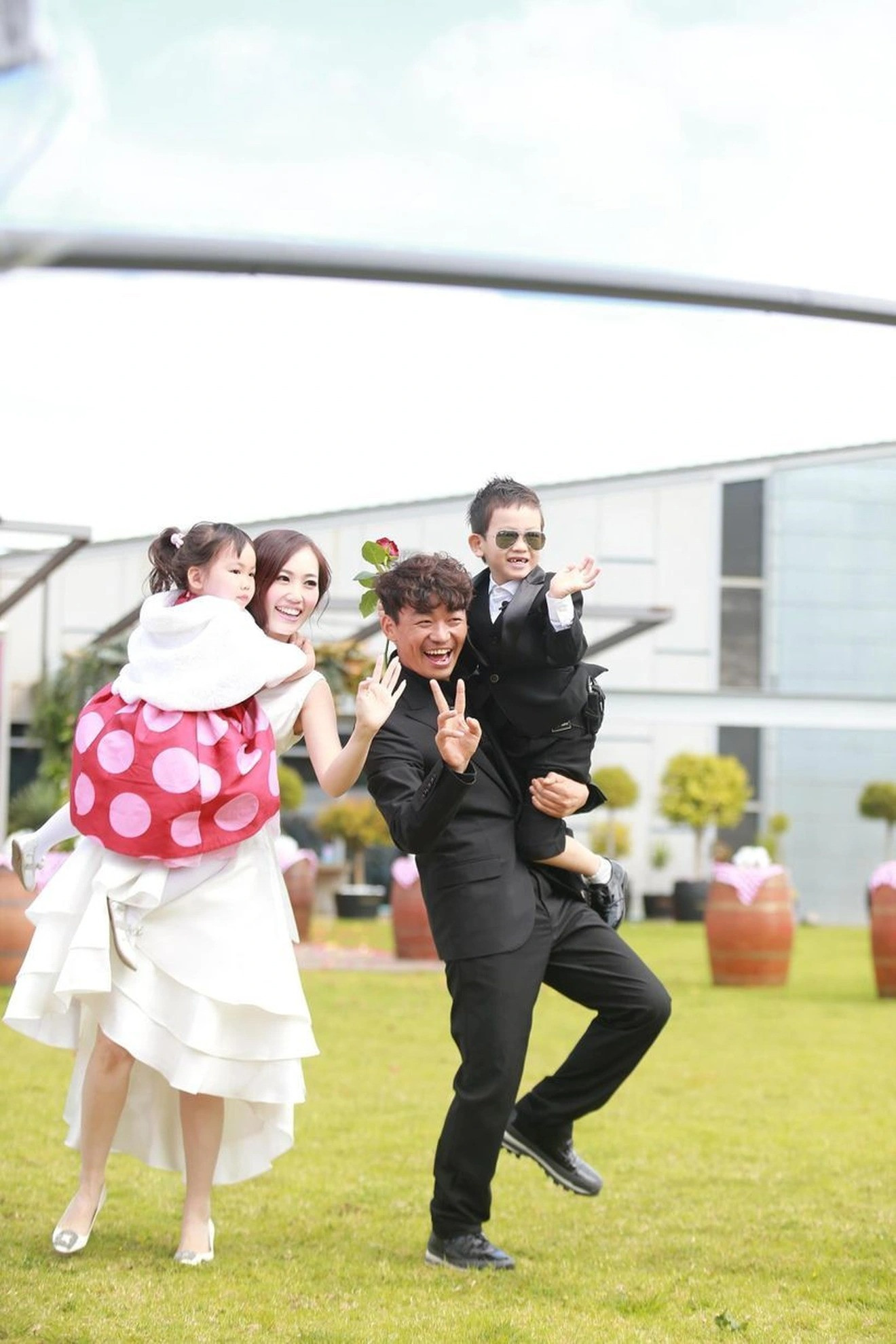 Gia đình hạnh phúc của Vương Bảo Cường trước khi phát hiện bị vợ "cắm sừng". Ảnh: Weibo. Gia đình hạnh phúc của Vương Bảo Cường trước khi phát hiện bị vợ "cắm sừng". Ảnh: Weibo.