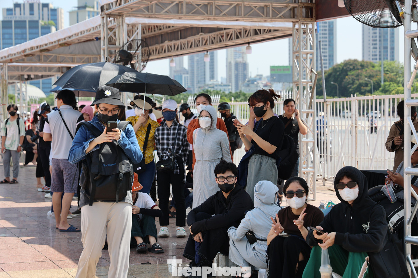 Quá trình đổi vòng tay bắt đầu từ 10h và kéo dài đến 20h nhưng đã có đông người hâm mộ đến từ sớm đứng xếp hàng. Ảnh: Như Ý.