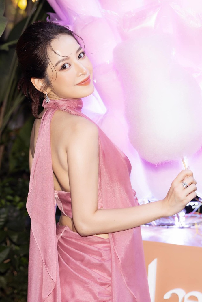 Huỳnh Hiểu Minh cầm tấm bảng có ghi chữ tiếng Việt "Chi Pu xin chào". Ảnh : Sina.