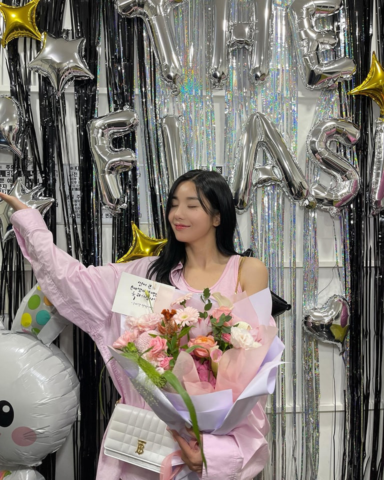 Cô ấy tin rằng sự giàu có đột ngột có thể dẫn đến mâu thuẫn trong gia đình. Nữ ca sĩ tiết lộ thường xuyên liên lạc với cha mẹ, đảm bảo minh bạch về thu nhập và chi phí của bản thân. Cô ấy tin rằng sự giàu có đột ngột có thể dẫn đến mâu thuẫn trong gia đình. Nữ ca sĩ tiết lộ thường xuyên liên lạc với cha mẹ, đảm bảo minh bạch về thu nhập và chi phí của bản thân.