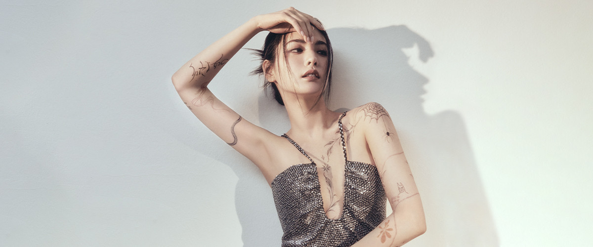 Hai năm liên tiếp - 2014 và 2015 - Nana đứng đầu bảng xếp hạng 100 người đẹp nhất thế giới. Suốt 8 năm qua, ca sĩ chưa từng rời khỏi danh sách này và vẫn giữ được vẻ trẻ trung, ngày càng sang trọng, thanh lịch.