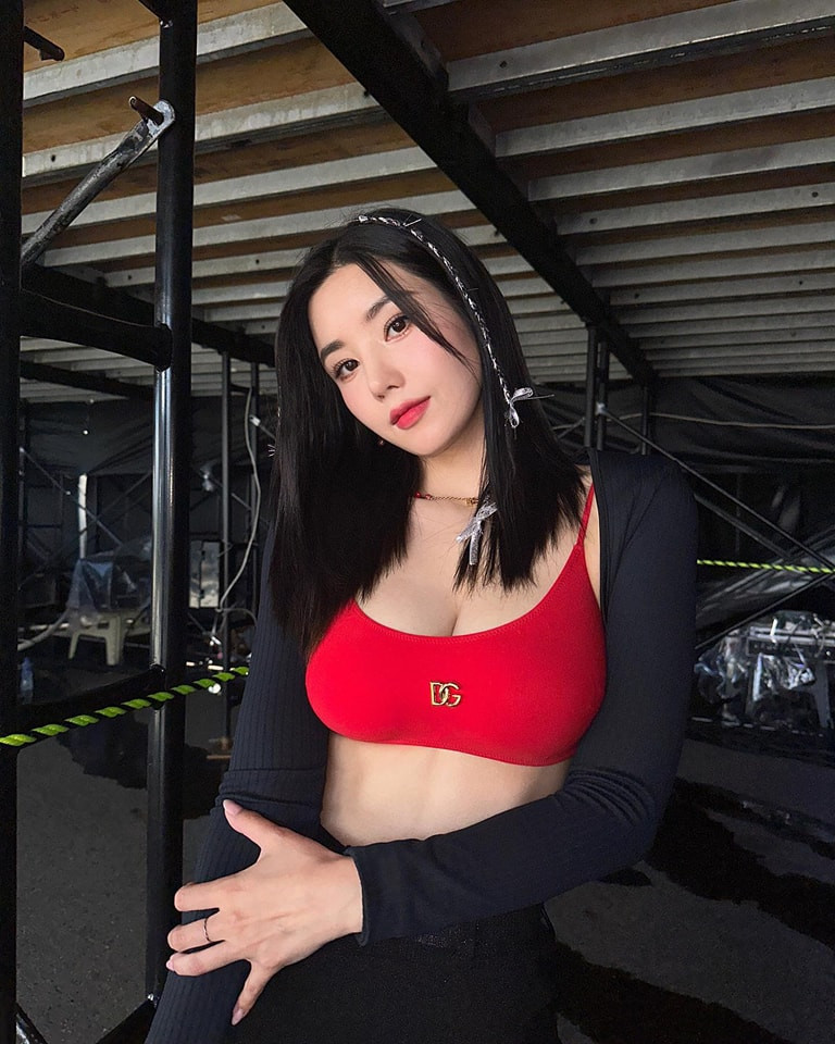 Được nhiều người chú ý hơn sau khi tham gia chuỗi lễ hội Water Bomb 2023, Kwon Eun Bi trở nên nổi tiếng, được đặt biệt danh “nữ hoàng mùa hè” nhờ phong thái trình diễn quyến rũ, trang phục nóng bỏng, “đốt mắt” khán giả.