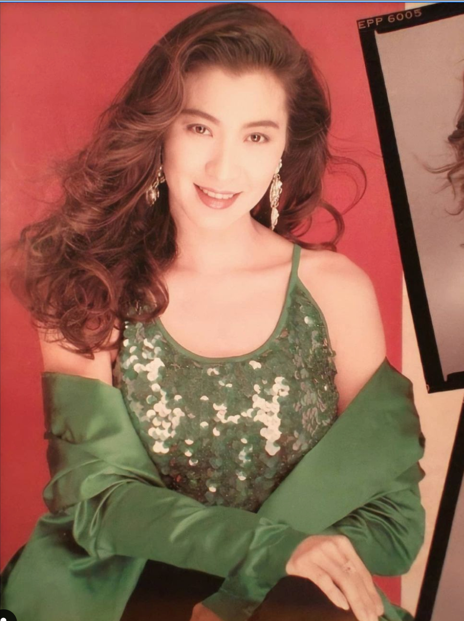 Vốn có nhan sắc lại được cha mẹ đưa đi học ba lê chuyên nghiệp từ nhỏ, Dương Tử Quỳnh sớm đã vượt trội nhiều người. Đây cũng là một trong những yếu tố giúp người đẹp trở thành Hoa hậu Malaysia năm 1983. Diễn viên thừa nhận bản thân là người thích ganh đua nhưng bất ngờ với chiến thắng này. “Tôi nghĩ ban giám khảo bị mù” – Dương Tử Quỳnh hài hước chia sẻ trong cuộc phỏng vấn trên tạp chí Town & Country. Vốn có nhan sắc lại được cha mẹ đưa đi học ba lê chuyên nghiệp từ nhỏ, Dương Tử Quỳnh sớm đã vượt trội nhiều người. Đây cũng là một trong những yếu tố giúp người đẹp trở thành Hoa hậu Malaysia năm 1983. Diễn viên thừa nhận bản thân là người thích ganh đua nhưng bất ngờ với chiến thắng này. “Tôi nghĩ ban giám khảo bị mù” – Dương Tử Quỳnh hài hước chia sẻ trong cuộc phỏng vấn trên tạp chí Town & Country.