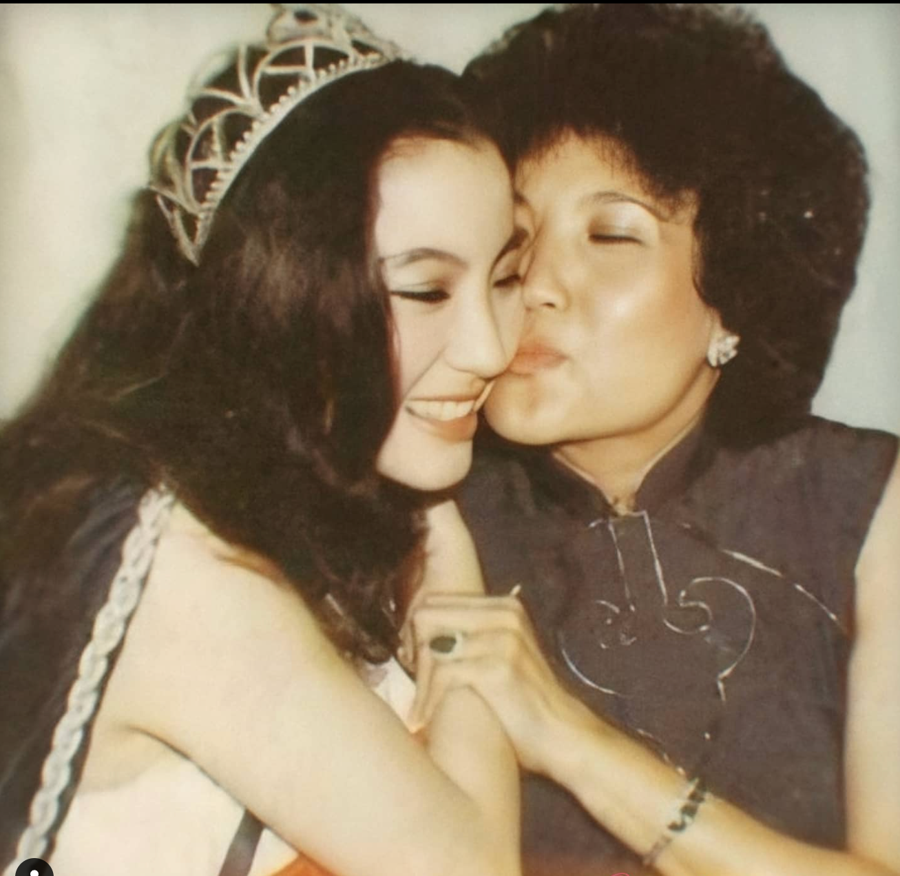 Trước khi trở thành ngôi sao màn bạc, Dương Tử Quỳnh đã chiến thắng trong cuộc thi sắc đẹp tại Malaysia và giành ngôi vị cao nhất. Bà Janet – mẹ Dương Tử Quỳnh luôn tự tin con gái sẽ trở nên nổi tiếng. Nữ diễn viên kể cô sửng sốt khi thấy hình ảnh của mình trên cuốn tạp chí, cô nói mẹ mình có sở thích bí mật gửi ảnh của cô qua đường bưu điện đến các tòa soạn. Trước khi trở thành ngôi sao màn bạc, Dương Tử Quỳnh đã chiến thắng trong cuộc thi sắc đẹp tại Malaysia và giành ngôi vị cao nhất. Bà Janet – mẹ Dương Tử Quỳnh luôn tự tin con gái sẽ trở nên nổi tiếng. Nữ diễn viên kể cô sửng sốt khi thấy hình ảnh của mình trên cuốn tạp chí, cô nói mẹ mình có sở thích bí mật gửi ảnh của cô qua đường bưu điện đến các tòa soạn.