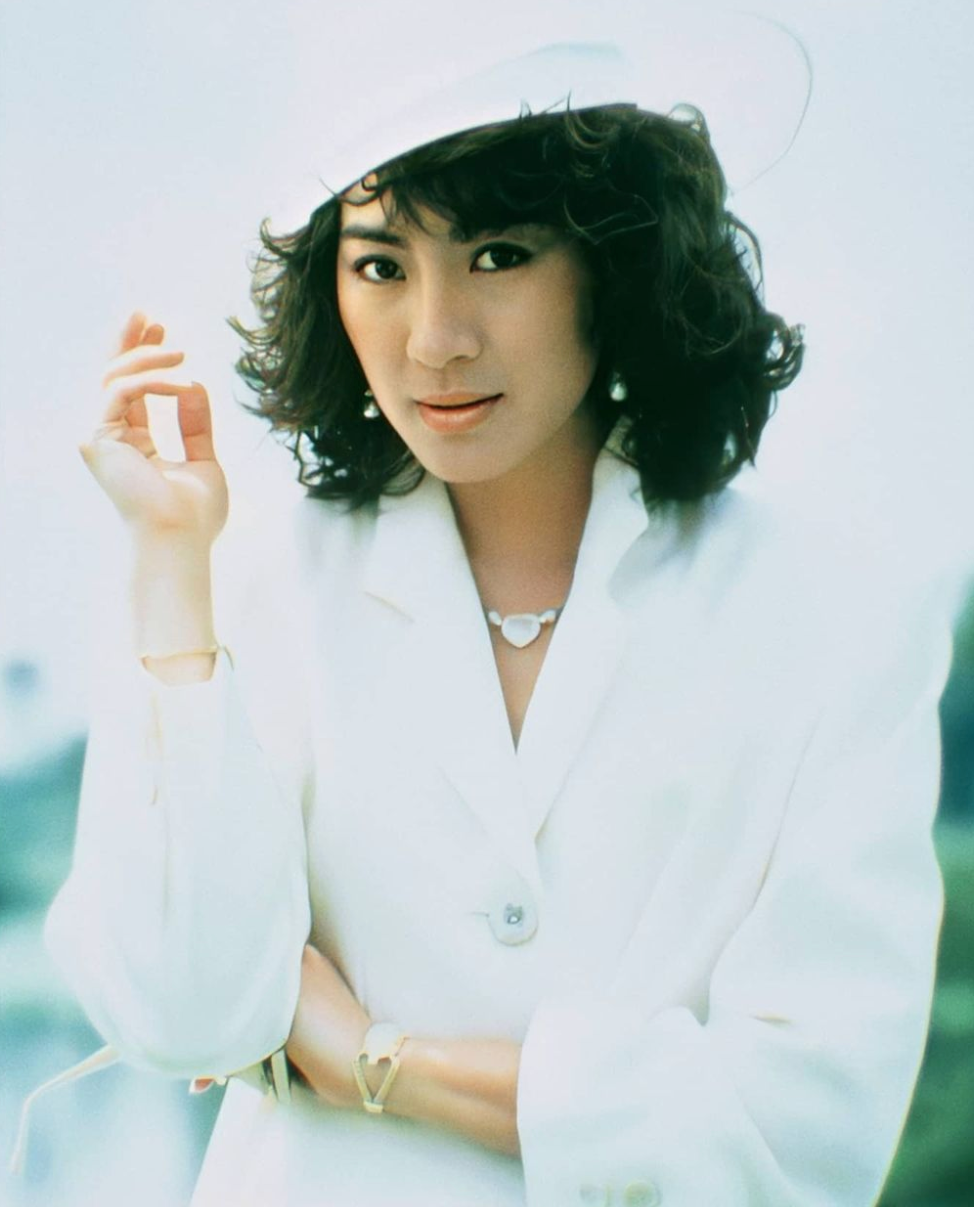 Thời gian đầu bước vào công việc diễn xuất, Dương Tử Quỳnh không nói được tiếng Quảng Đông. May thay, hầu hết bộ phim Hương cảng khi đó đều lồng tiếng. Bộ phim đầu tay của ngôi sao họ Dương là The Owl vs. Bumbo, cô vào vai nhân viên xã hội bị những đứa trẻ vị thành niên phạm pháp đe dọa. Thời gian đầu bước vào công việc diễn xuất, Dương Tử Quỳnh không nói được tiếng Quảng Đông. May thay, hầu hết bộ phim Hương cảng khi đó đều lồng tiếng. Bộ phim đầu tay của ngôi sao họ Dương là The Owl vs. Bumbo, cô vào vai nhân viên xã hội bị những đứa trẻ vị thành niên phạm pháp đe dọa.