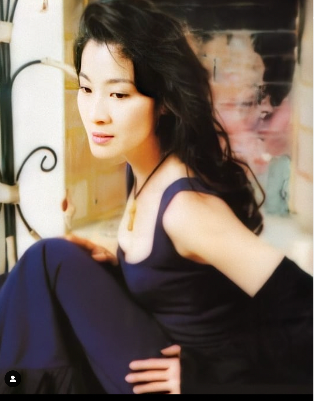 Cùng năm, “đả nữ” tiếp tục đến với cuộc thi Miss World (Hoa hậu Thế giới) nhưng không giành được danh hiệu nào. Từ đây, cô dừng chân ở các sân chơi sắc đẹp và lọt vào mắt xanh của nhiều nhà sản xuất. Không lâu sau, một người bạn đã đưa ảnh Dương Tử Quỳnh cho nhãn hàng lớn đang tìm kiếm diễn viên đóng chung quảng cáo đồng hồ đeo tay cùng Thành Long. Dương Tử Quỳnh nhận được cái gật đầu từ nhà sản xuất. Việc xuất hiện cạnh tài tử lừng danh châu Á mang lại cho cô hợp đồng đóng phim ở Hong Kong (Trung Quốc). Cùng năm, “đả nữ” tiếp tục đến với cuộc thi Miss World (Hoa hậu Thế giới) nhưng không giành được danh hiệu nào. Từ đây, cô dừng chân ở các sân chơi sắc đẹp và lọt vào mắt xanh của nhiều nhà sản xuất. Không lâu sau, một người bạn đã đưa ảnh Dương Tử Quỳnh cho nhãn hàng lớn đang tìm kiếm diễn viên đóng chung quảng cáo đồng hồ đeo tay cùng Thành Long. Dương Tử Quỳnh nhận được cái gật đầu từ nhà sản xuất. Việc xuất hiện cạnh tài tử lừng danh châu Á mang lại cho cô hợp đồng đóng phim ở Hong Kong (Trung Quốc).